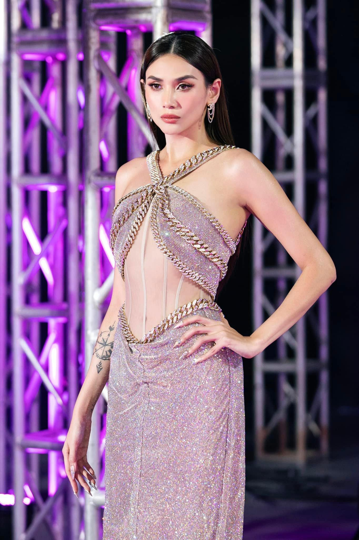 Thiết kế giúp người đẹp khoe được body săn chắc và gợi cảm.