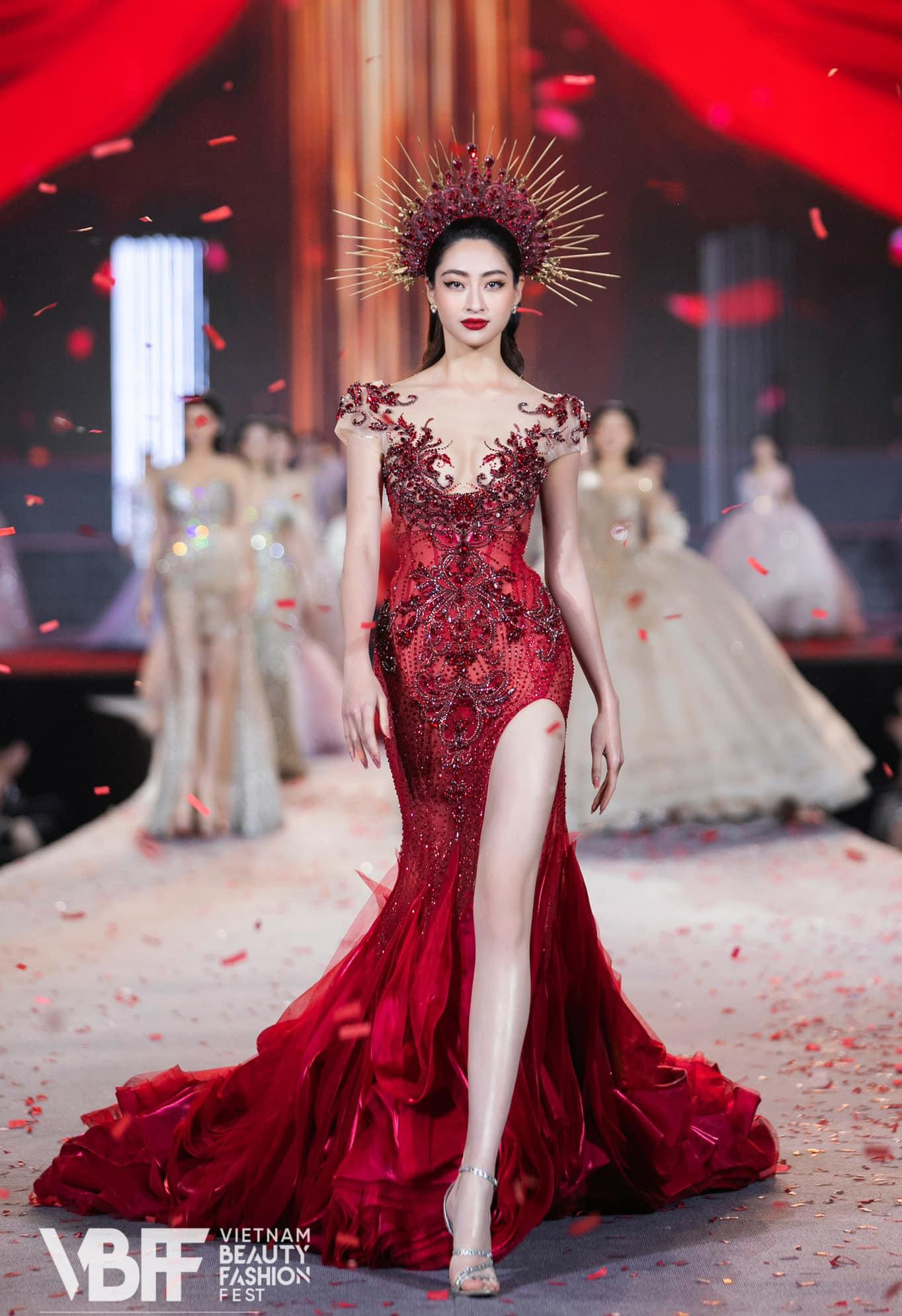 Hoa hậu Lương Thuỳ Linh hoá 'nữ thần' đẹp lộng lẫy trên sàn diễn thời trang khi khoác lên mình bộ cánh tông màu đỏ rực vô cùng cầu kỳ.