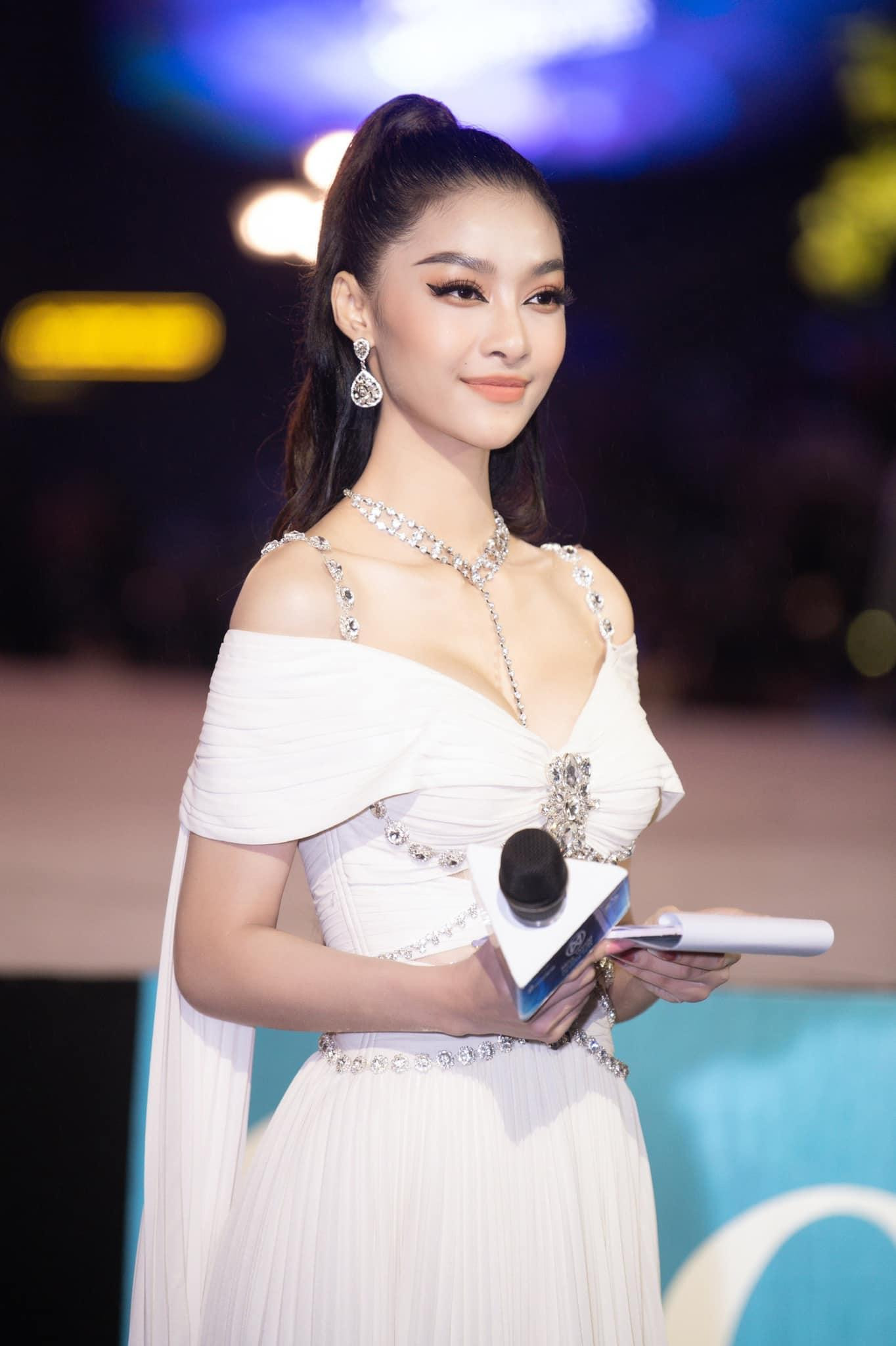 Á hậu Kiều Loan đẹp lộng lẫy với bộ váy trắng cúp ngực khi đảm nhận vai trò MC.