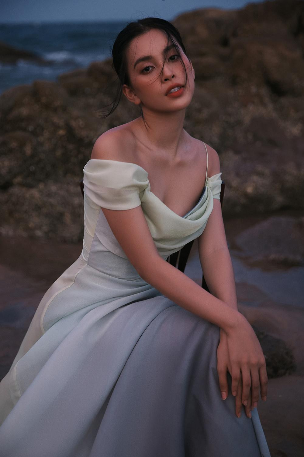 Nhan sắc xinh đẹp tựa 'nữ thần' trước biển của Tiểu Vy khiến bất kỳ ai cũng phải xao xuyến khi nhìn ngắm. Nhan sắc xinh đẹp tựa 'nữ thần' trước biển của Tiểu Vy khiến bất kỳ ai cũng phải xao xuyến khi nhìn ngắm.