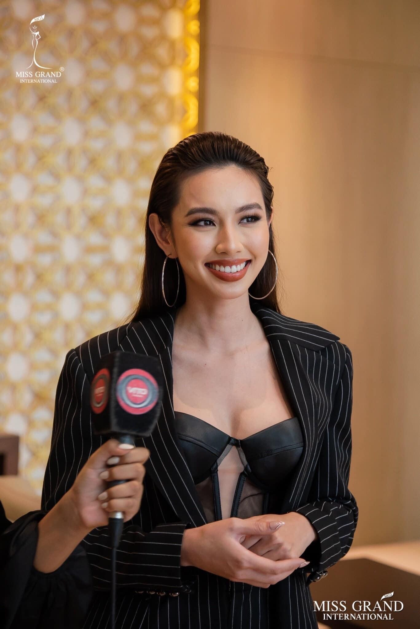 Bộ trang phục được đánh giá là vừa sang trọng, vừa nổi bật, phù hợp với phong cách phóng khoáng của các nước Latinh.