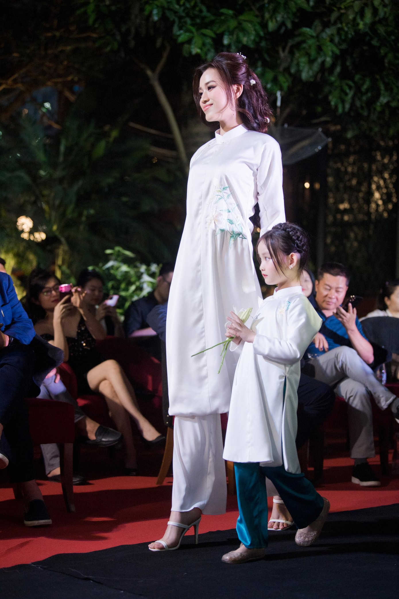 Hoa hậu Đỗ Thị Hà sải bước cùng con gái của Hồng Quế trên sàn diễn. Hoa hậu Đỗ Thị Hà sải bước cùng con gái của Hồng Quế trên sàn diễn.