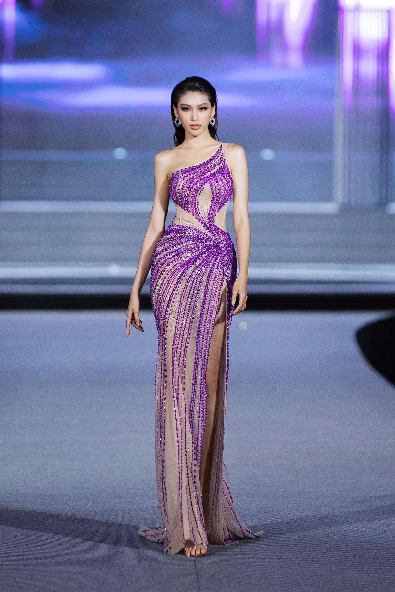 Á hậu Ngọc Thảo diện váy xuyên thấu, xẻ đùi gợi cảm trên sàn diễn thời trang. Á hậu Ngọc Thảo diện váy xuyên thấu, xẻ đùi gợi cảm trên sàn diễn thời trang.