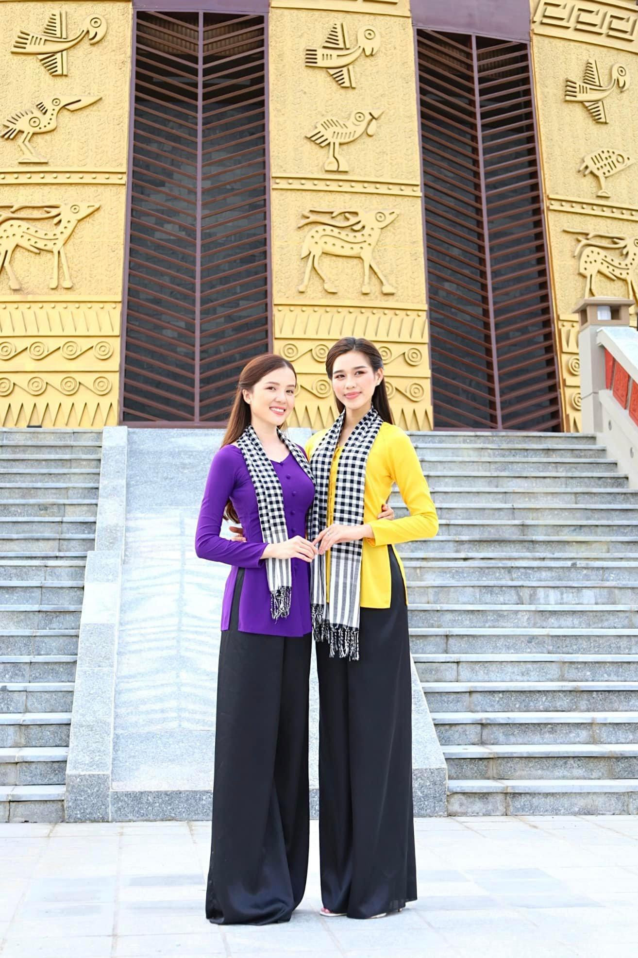 Diện trang phục áo bà ba của người con gái miền Tây, Hoa hậu Đỗ Thị Hà vẫn cực kỳ nổi bật nhờ đôi chân dài 1m1 thẳng tắp.