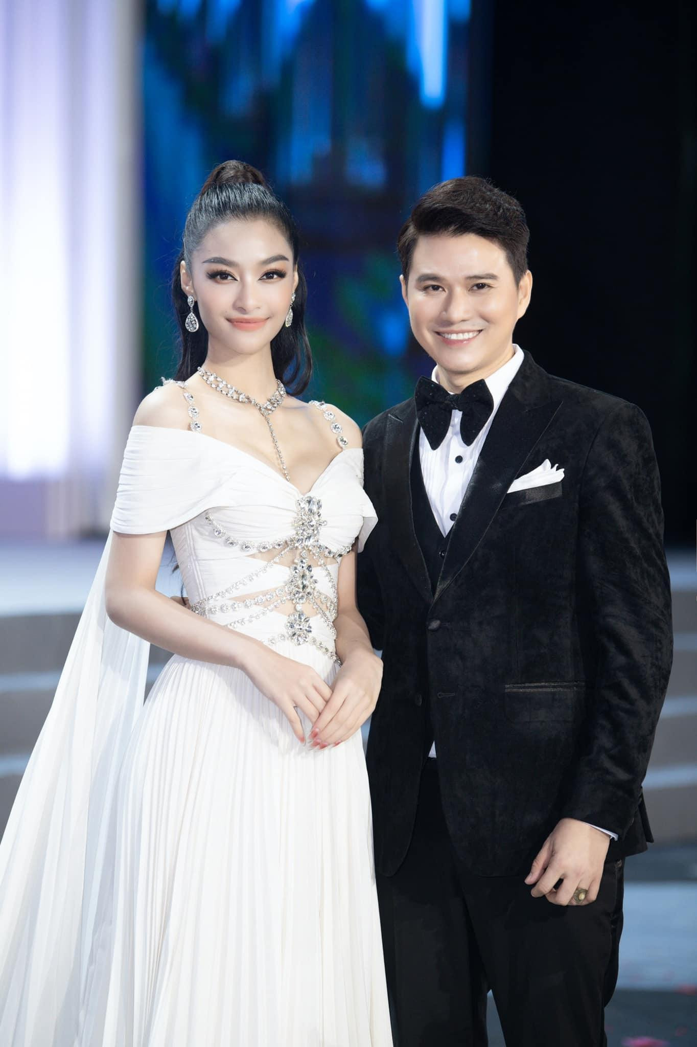 Kiều Loan sánh vai bên MC Vũ Mạnh Cường trên thảm đỏ.