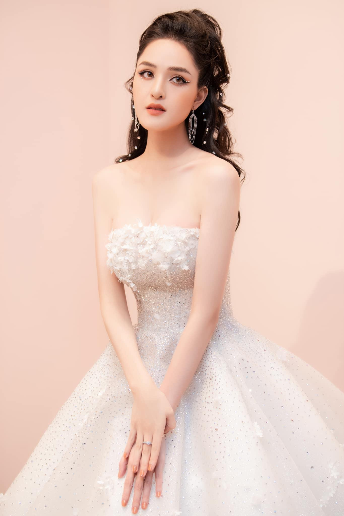 Sau 5 năm kết hôn, Á hậu Hoàng Anh giờ đã trở thành mẹ của hai nhóc tỳ đáng yêu. Tú Anh từng chia sẻ cô khá vất vả khi sinh con đầu lòng, mặc dù vậy hiện tại người đẹp đã có nhiều kinh nghiệm hơn.