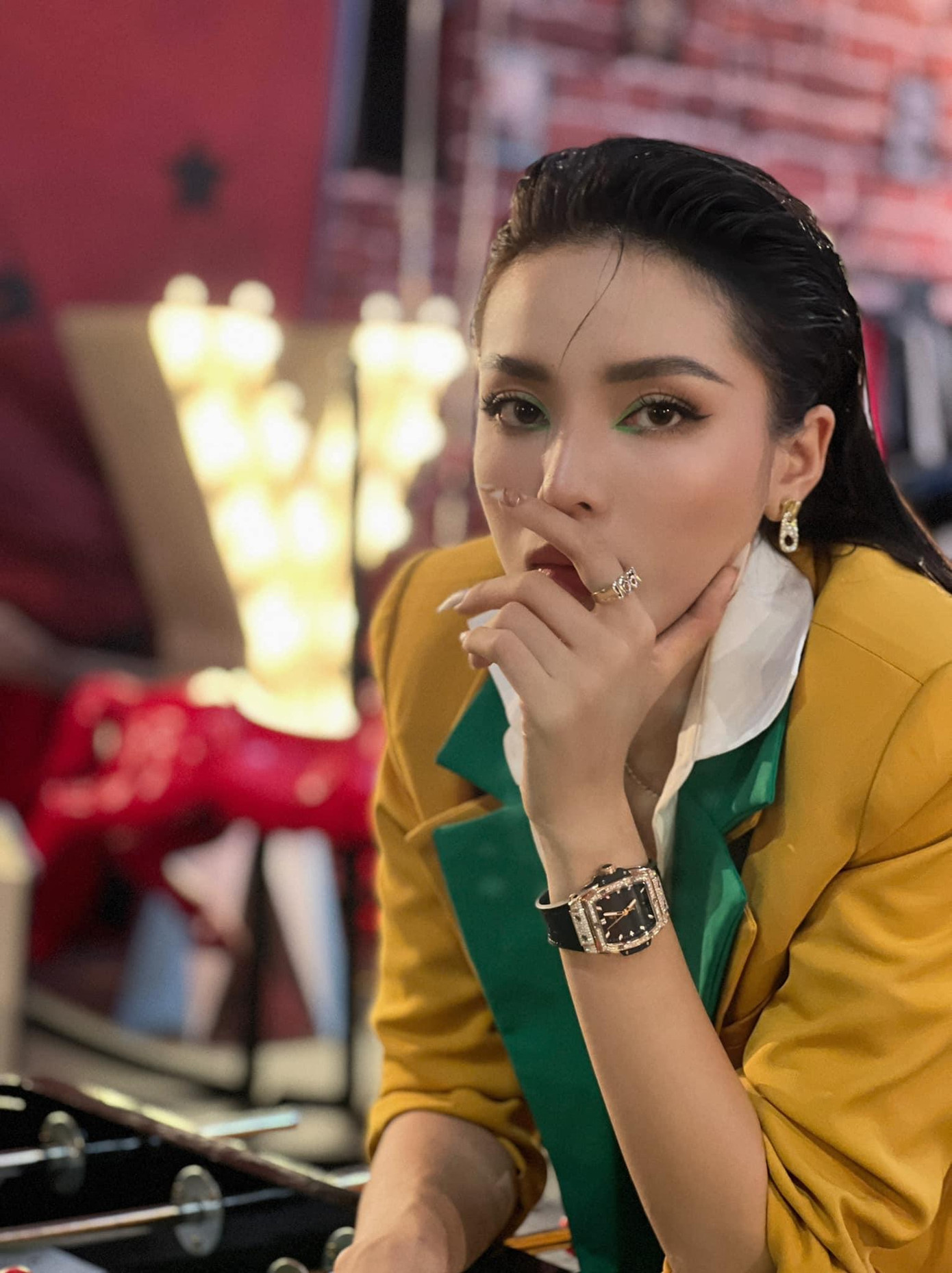 Hoa hậu Kỳ Duyên menly với phong cách menswear rực rỡ sắc màu.