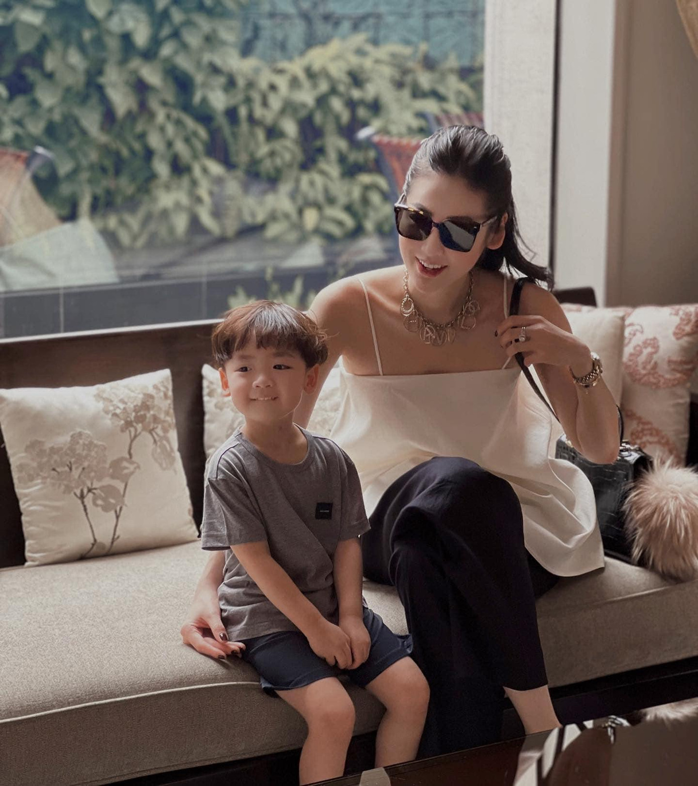 Á hậu Tú Anh khoe quý tử đáng yêu khiến fans 'phát sốt'.