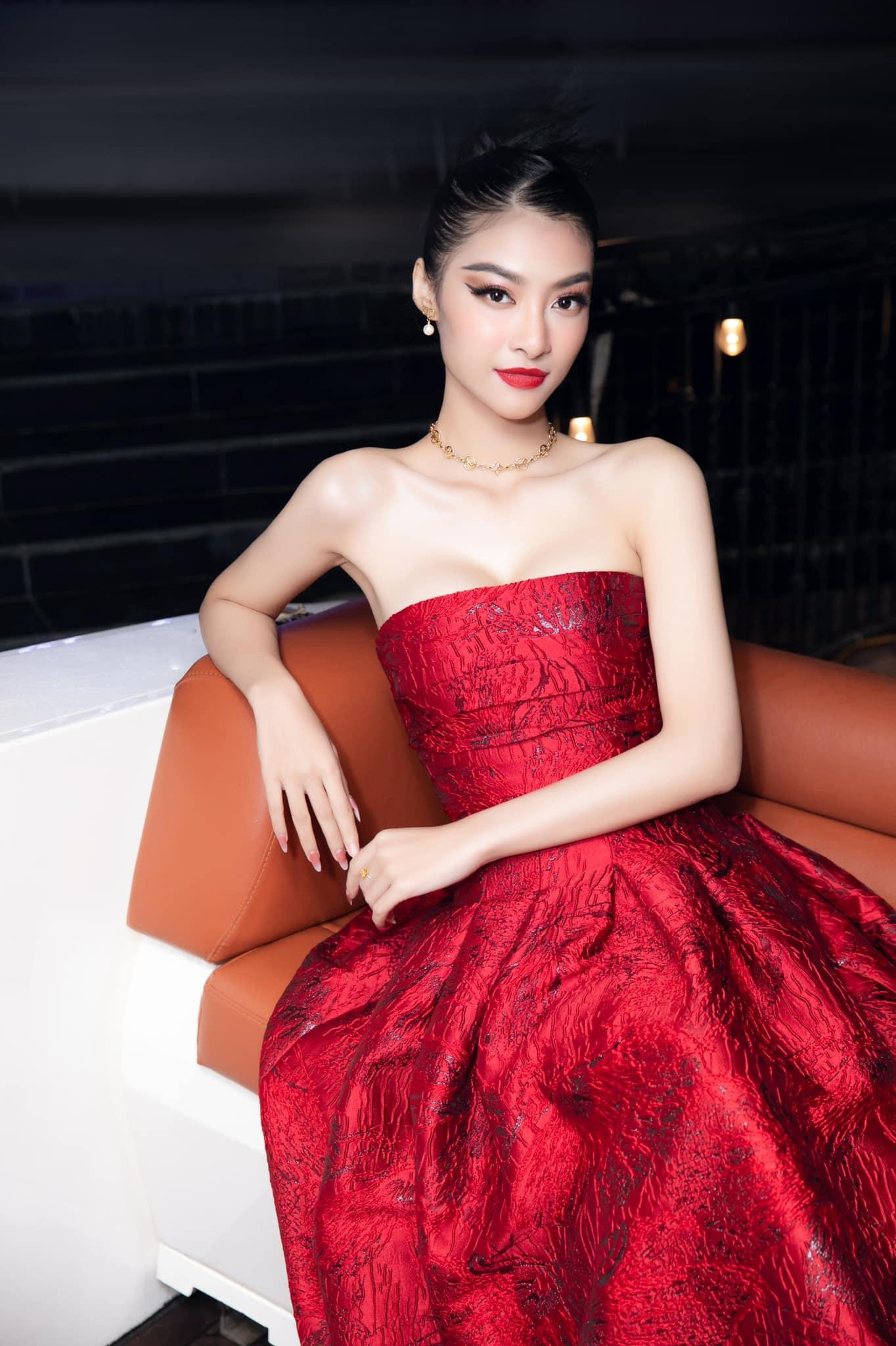 Thiết kế cúp ngực giúp người đẹp khoe vai trần nuột nà và làn da trắng không tì vết.