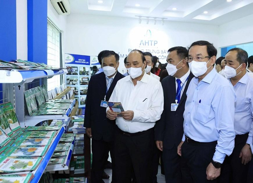 Sáng 12/4, Chủ tịch nước Nguyễn Xuân Phúc đến thăm và làm việc tại khu Nông nghiệp công nghệ cao Thành phố Hồ Chí Minh (huyện Củ Chi). Sáng 12/4, Chủ tịch nước Nguyễn Xuân Phúc đến thăm và làm việc tại khu Nông nghiệp công nghệ cao Thành phố Hồ Chí Minh (huyện Củ Chi).