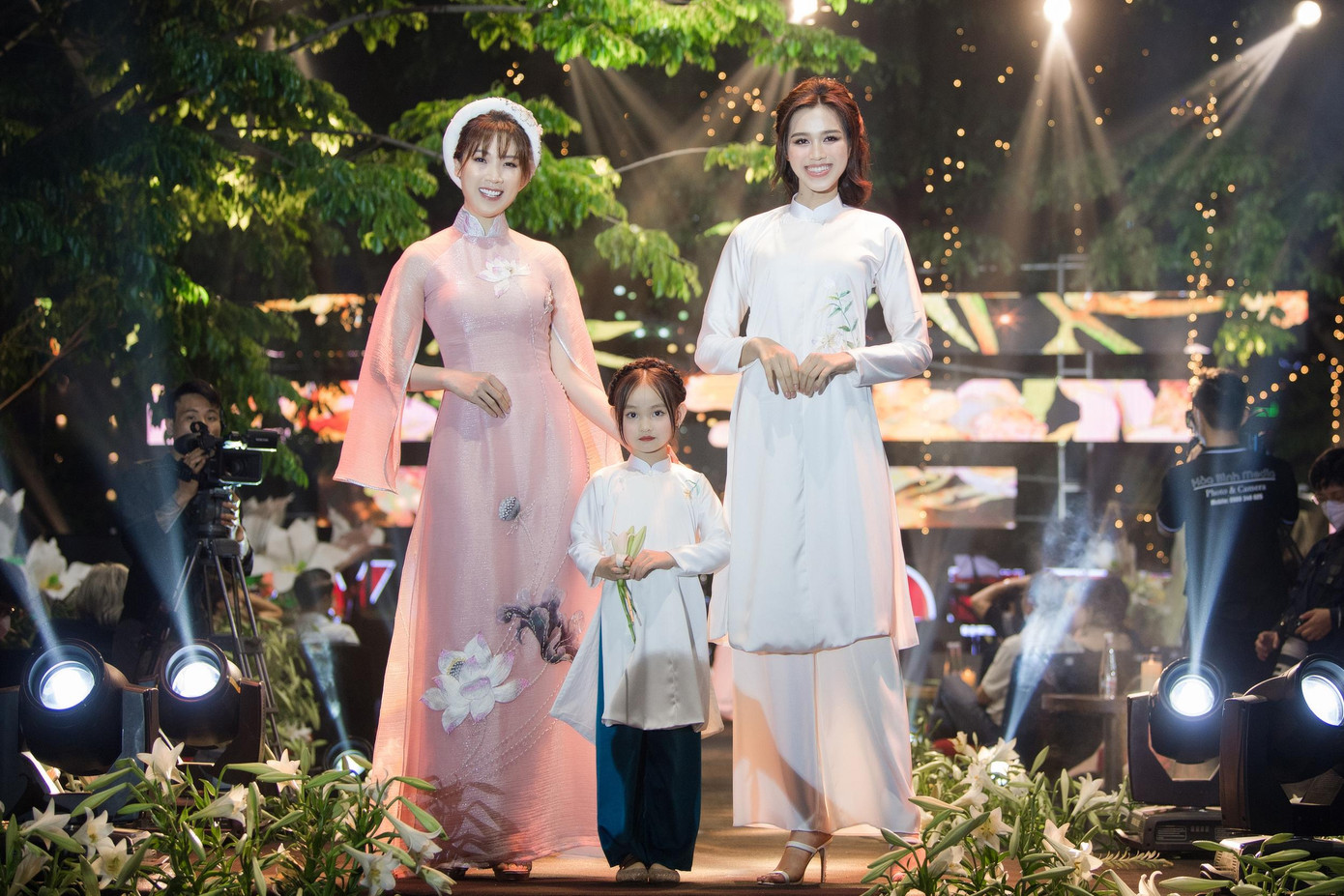 Đỗ Thị Hà xinh đẹp và toả sáng trên sàn diễn thời trang. Đỗ Thị Hà xinh đẹp và toả sáng trên sàn diễn thời trang.