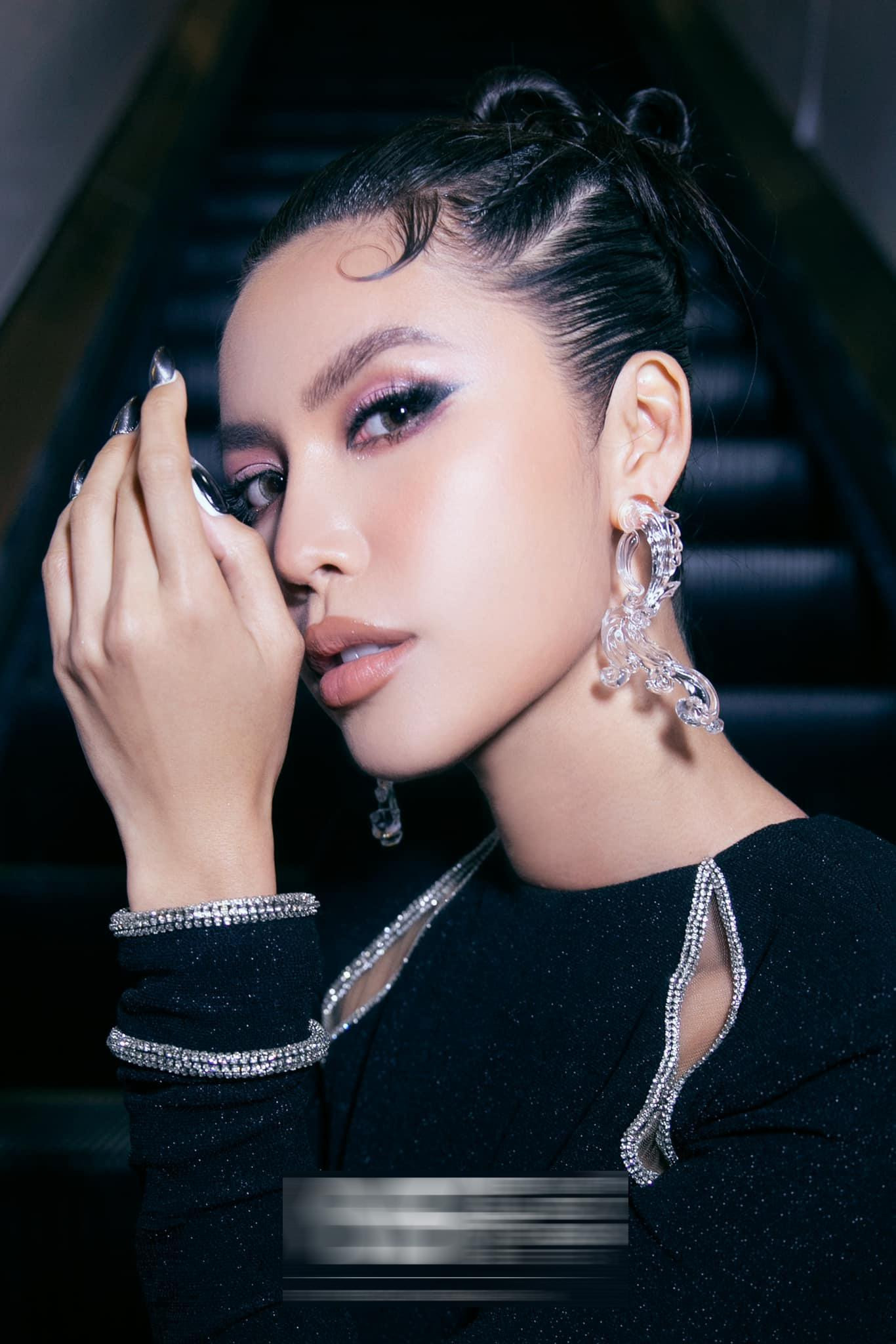 Nhan sắc kiêu sa, bí ẩn của Minh Tú tại sự kiện khiến các fans trầm trồ.