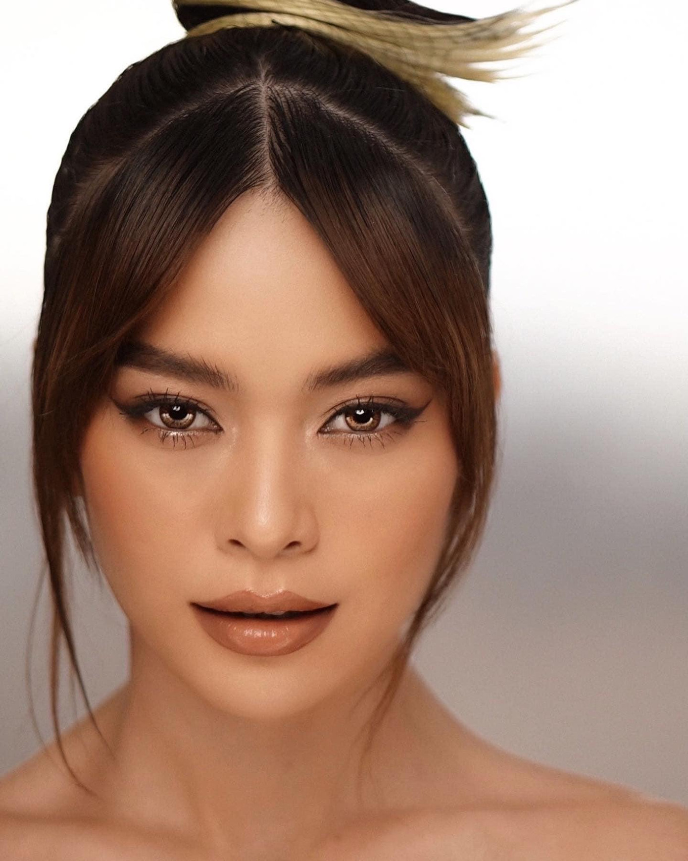 Á hậu Mâu Thủy đẹp sắc sảo, cá tính với lay-out trang điểm mang phong cách hiện đại.