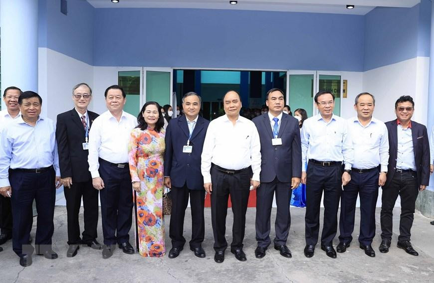 Chủ tịch nước Nguyễn Xuân Phúc với Ban lãnh đạo khu Nông nghiệp công nghệ cao TPHCM. (Ảnh: Thống Nhất/TTXVN) Chủ tịch nước Nguyễn Xuân Phúc với Ban lãnh đạo khu Nông nghiệp công nghệ cao TPHCM. (Ảnh: Thống Nhất/TTXVN)
