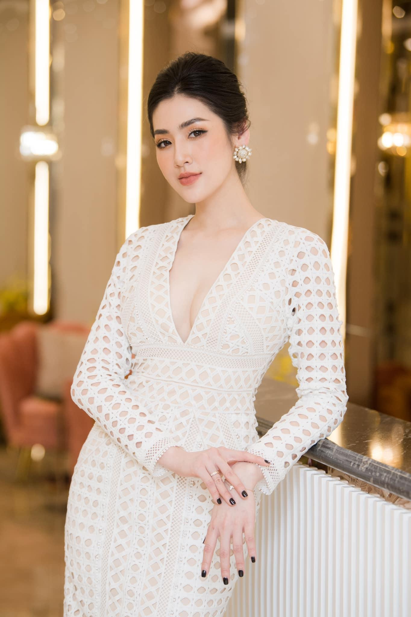 Sau 4 năm kết hôn, Á hậu Tú Anh trở thành mẹ của một cậu con trai kháu khỉnh, đáng yêu. Cô khiến fans ngưỡng mộ vì vẫn sở hữu vóc dáng nóng bỏng.