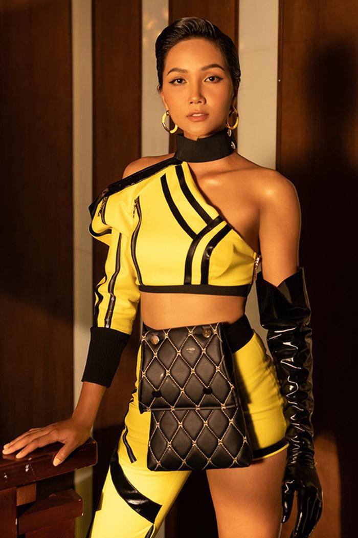 Phong cách ăn mặc độc đáo và cá tính của H'Hen Niê nhận được nhiều sự khen ngợi của khán giả vì luôn có sự biến hoá ấn tượng để không gây nhàm chán.