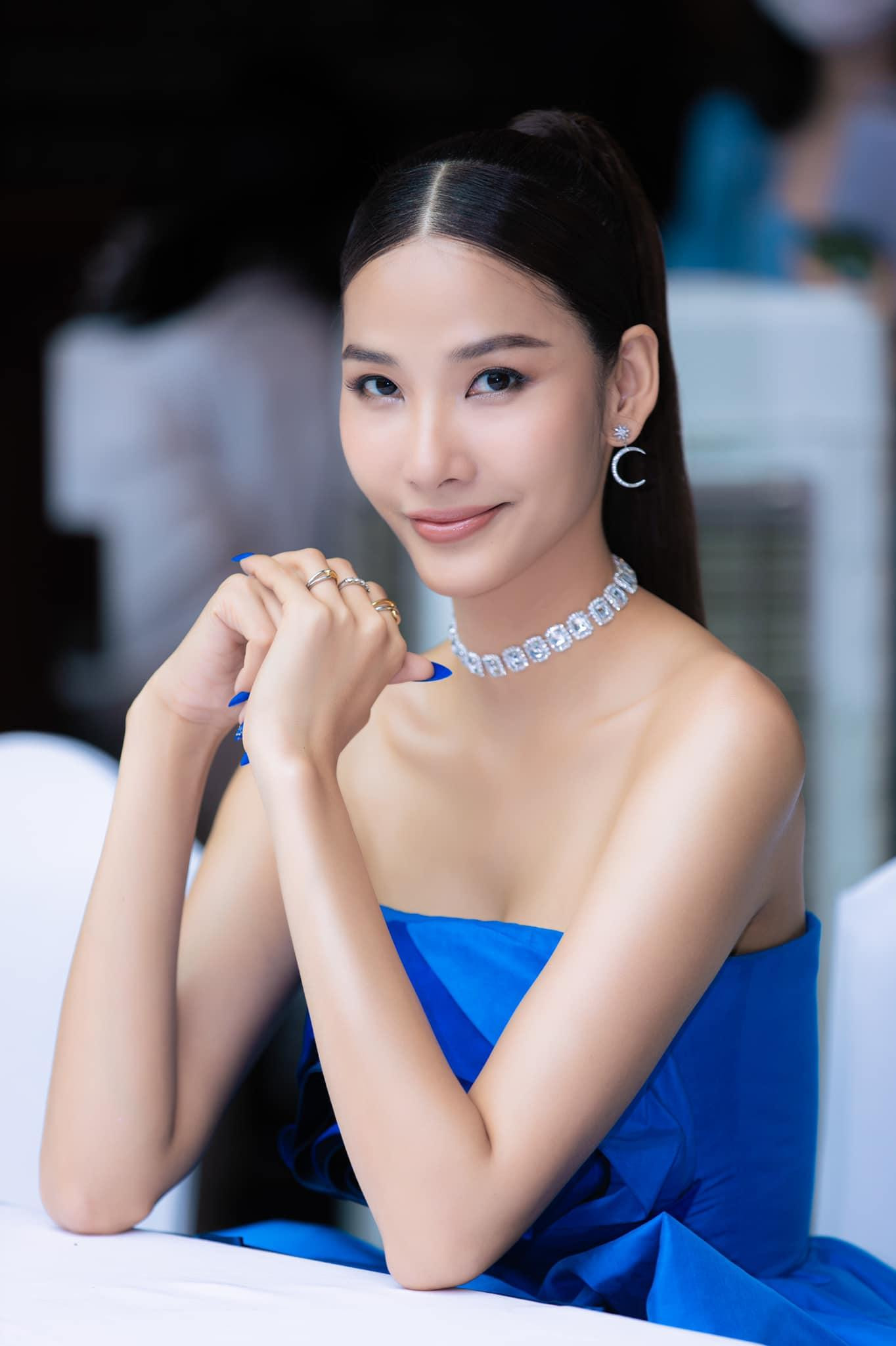 Thiết kế cúp ngực giúp người đẹp khoe bờ vai trần quyến rũ.