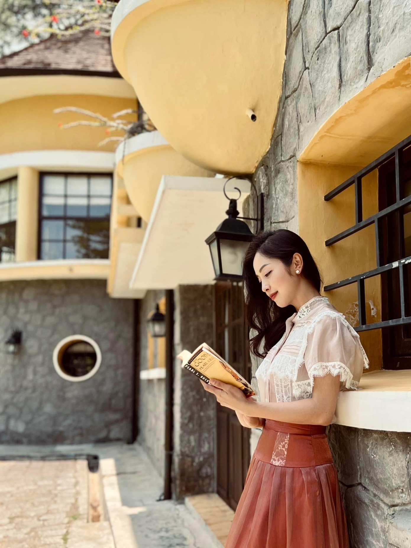 Hoa hậu Jennifer Phạm tận hưởng cảm giác yên bình ở Đà Lạt.