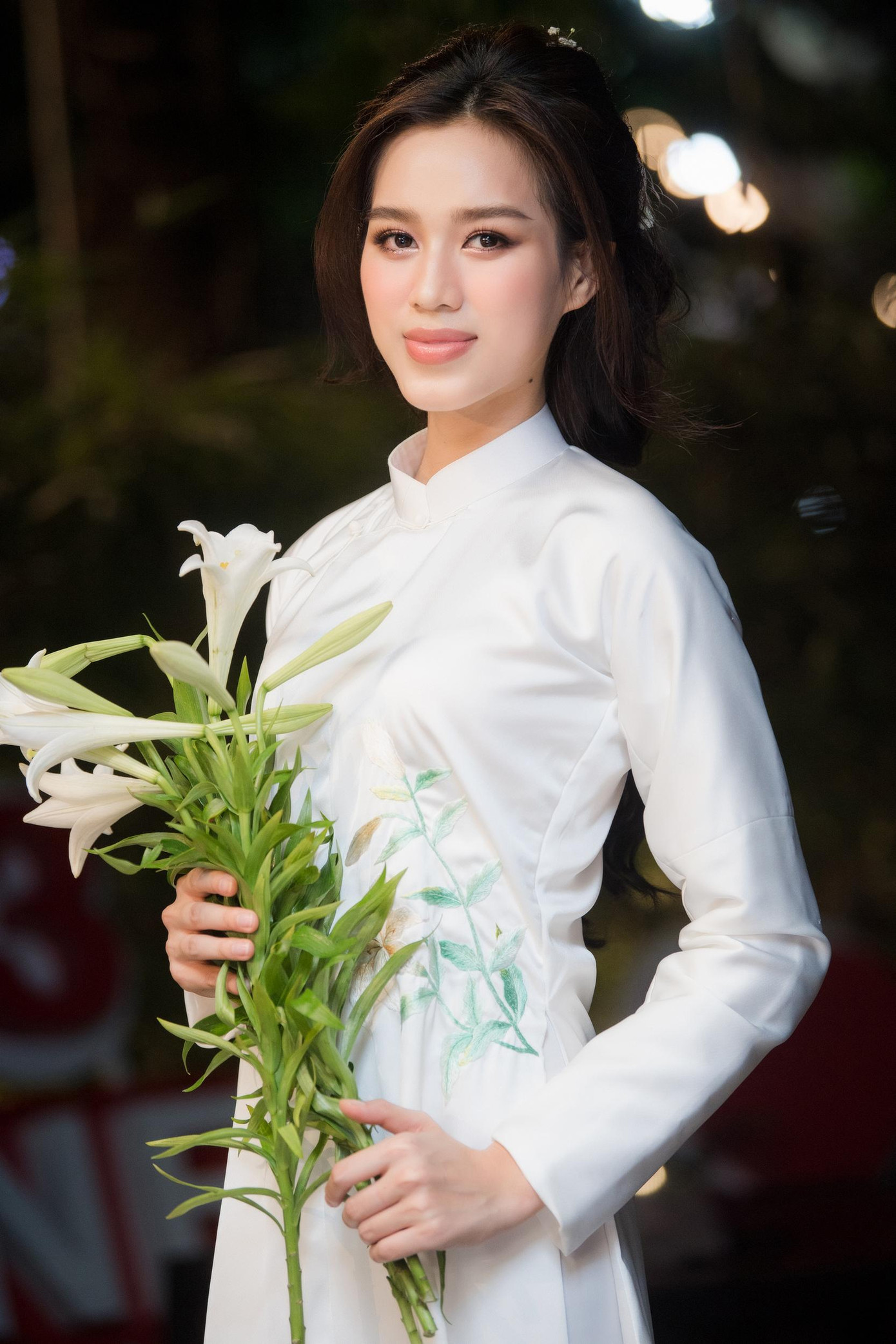 Hoa hậu Đỗ Thị Hà xinh đẹp, dịu dàng khi diện áo dài trắng khoe sắc bên hoa loa kèn. Hoa hậu Đỗ Thị Hà xinh đẹp, dịu dàng khi diện áo dài trắng khoe sắc bên hoa loa kèn.