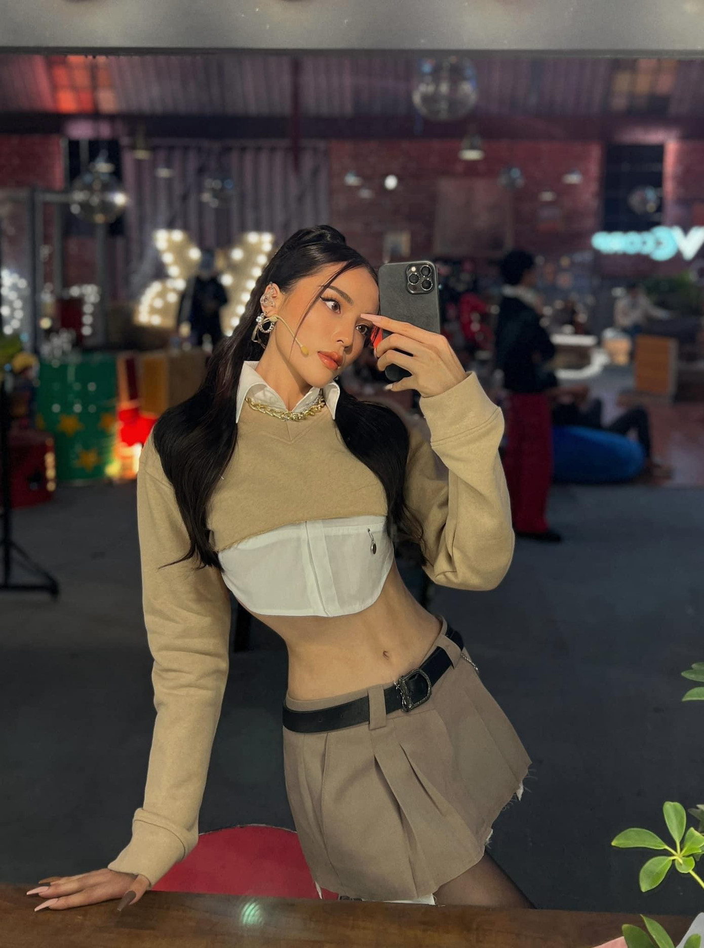 Thời gian gần đây, HHVN 2014 rất chăm chỉ diện những trang phục khoe vòng hai.