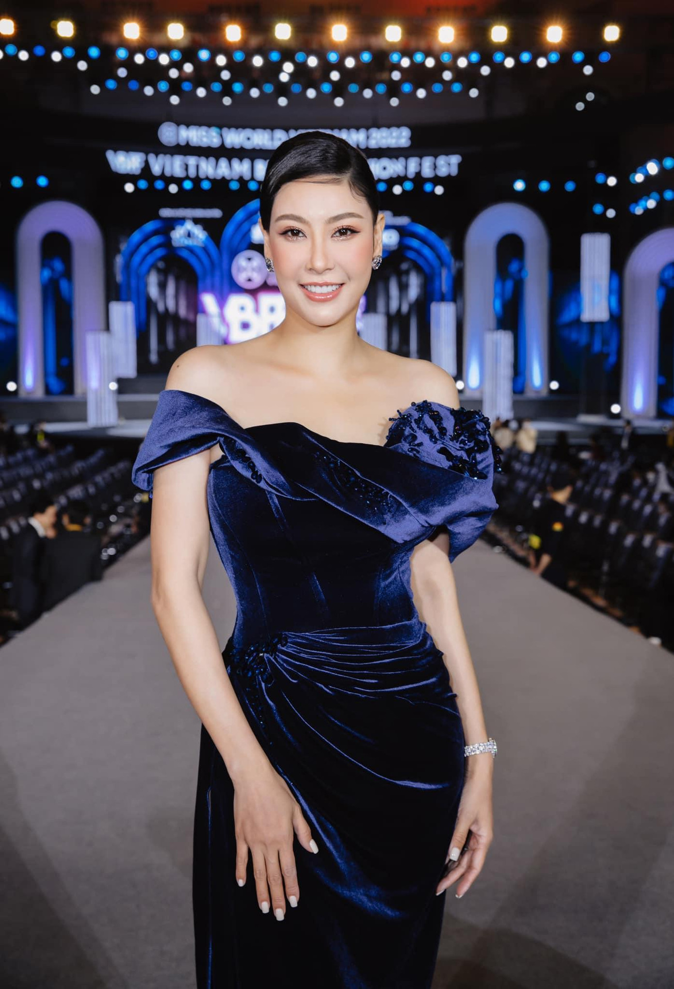 Hoa hậu Hà Kiều Anh sang trọng, gợi cảm với bộ đầm nhung cúp ngực. Hoa hậu Hà Kiều Anh sang trọng, gợi cảm với bộ đầm nhung cúp ngực.