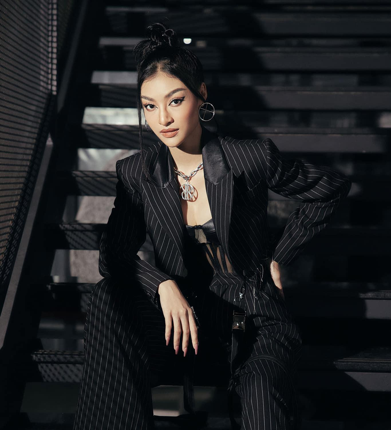 Kiều Loan còn khéo léo kết hợp cùng nhiều phụ kiện độc đáo để tăng thêm vẻ sành điệu cho set đồ.