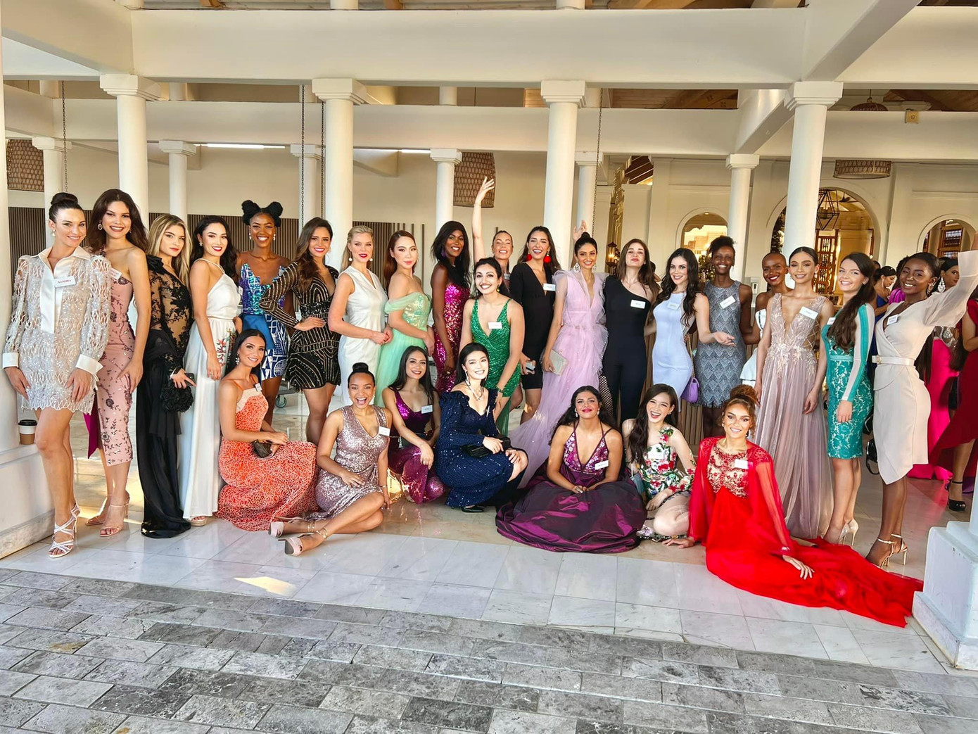 Nhờ bộ váy kiêu sa như 'nữ thần' mà Đỗ Thị Hà tỏa sáng bên dàn thí sinh của cuộc thi.