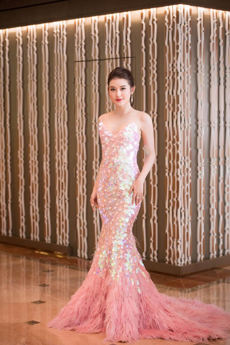 Á hậu Huyền My khiến fans xao xuyến khi hoá thân thành 'tiên cá' với bộ váy tông màu hồng cực kỳ lộng lẫy.