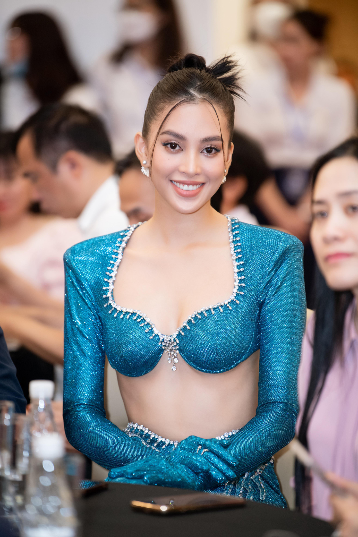 Vốn sở hữu nhan sắc xinh đẹp và tỷ lệ cơ thể cực chuẩn nên Tiểu Vy dễ dàng chinh phục các thiết kế cut-out táo bạo.