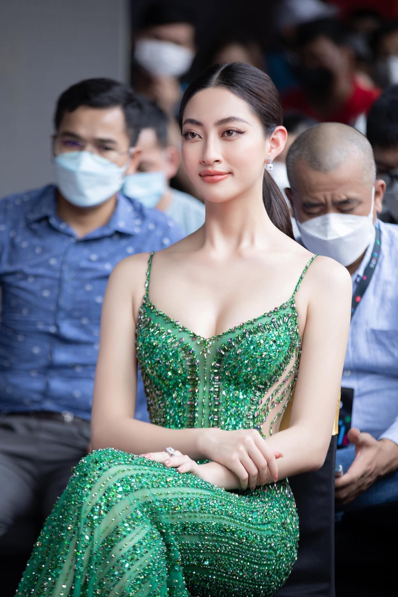 Sau 3 năm đăng quang, nhan sắc của nàng hậu gốc Cao Bằng ngày càng 'lột xác' đầy nóng bỏng. Sau 3 năm đăng quang, nhan sắc của nàng hậu gốc Cao Bằng ngày càng 'lột xác' đầy nóng bỏng.