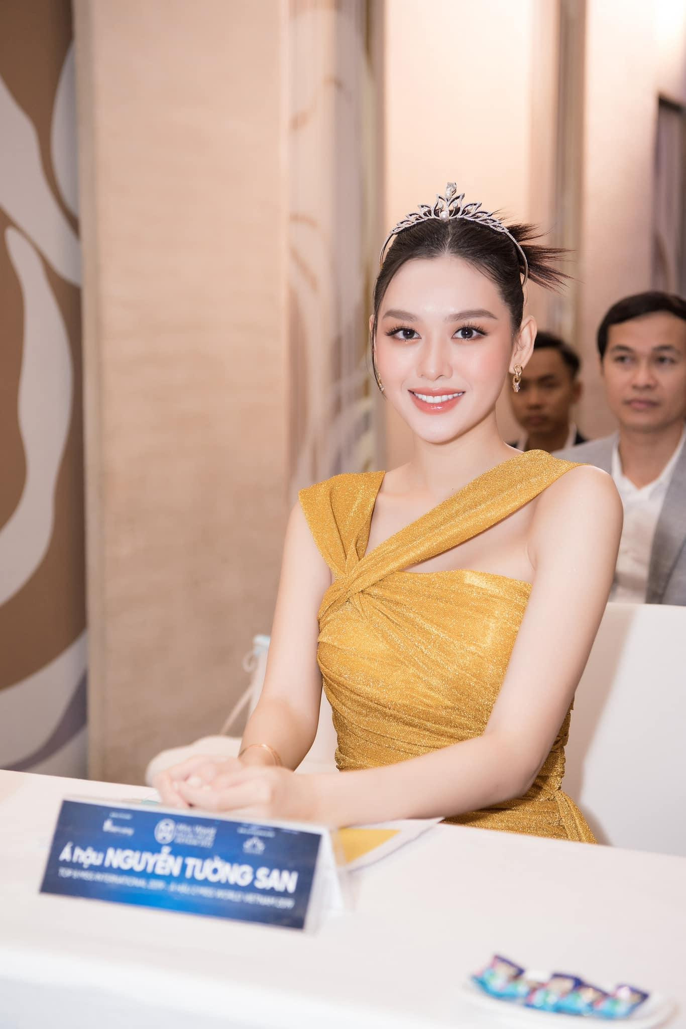 Á hậu Tường San diện váy dạ hội lệch vai tông màu vàng rực rỡ, yêu kiều.