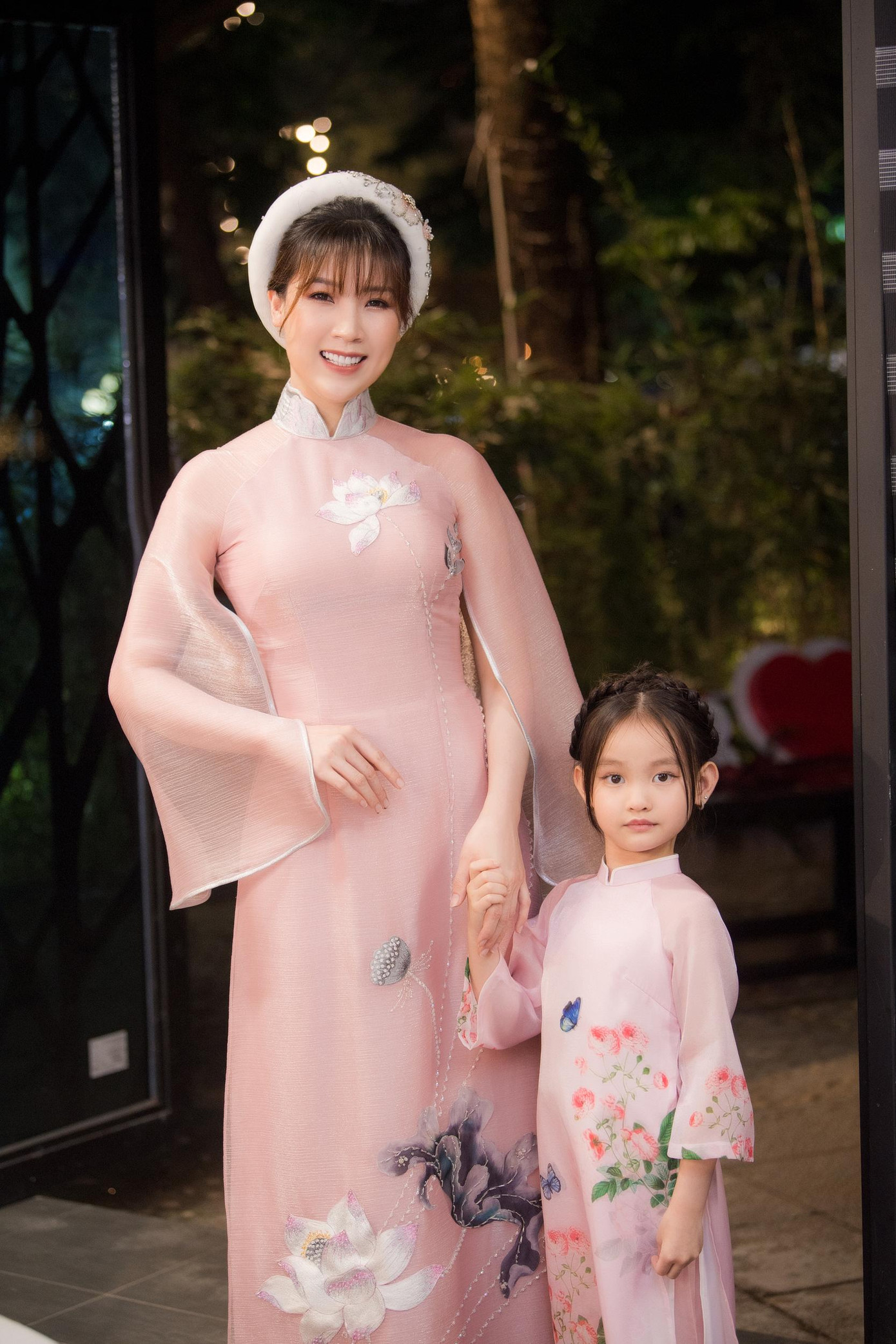 Phí Thuỳ Linh đưa con gái lên sàn diễn thời trang. Phí Thuỳ Linh đưa con gái lên sàn diễn thời trang.