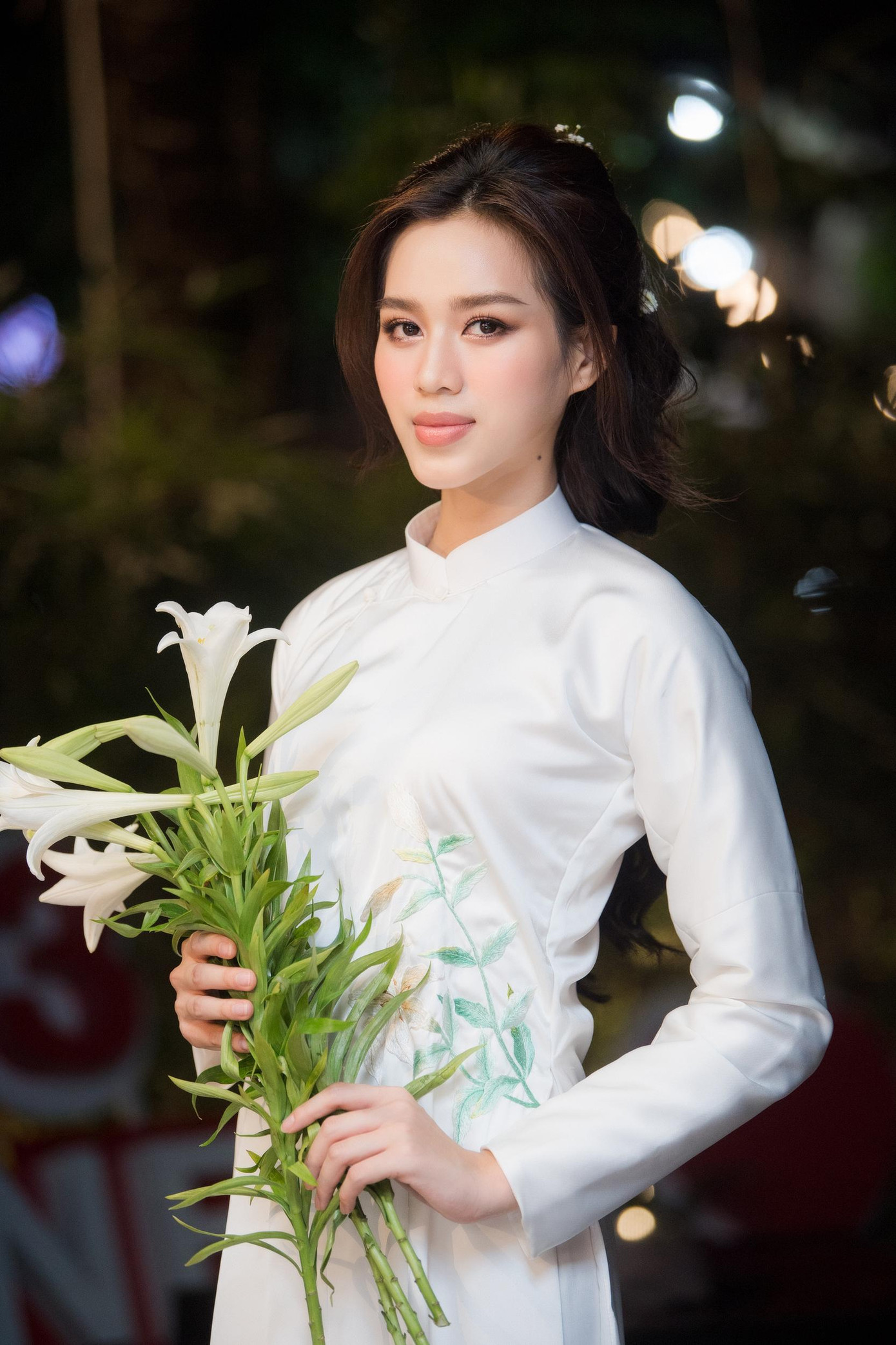 Đặc biệt Đỗ Thị Hà lần đầu nhận lời làm ‘nàng thơ’ trên sàn catwalk cho ‘đàn chị’ Ngọc Hân và đây cũng là lần hiếm hoi cô trình diễn áo dài ở Hà Nội. Đặc biệt Đỗ Thị Hà lần đầu nhận lời làm ‘nàng thơ’ trên sàn catwalk cho ‘đàn chị’ Ngọc Hân và đây cũng là lần hiếm hoi cô trình diễn áo dài ở Hà Nội.