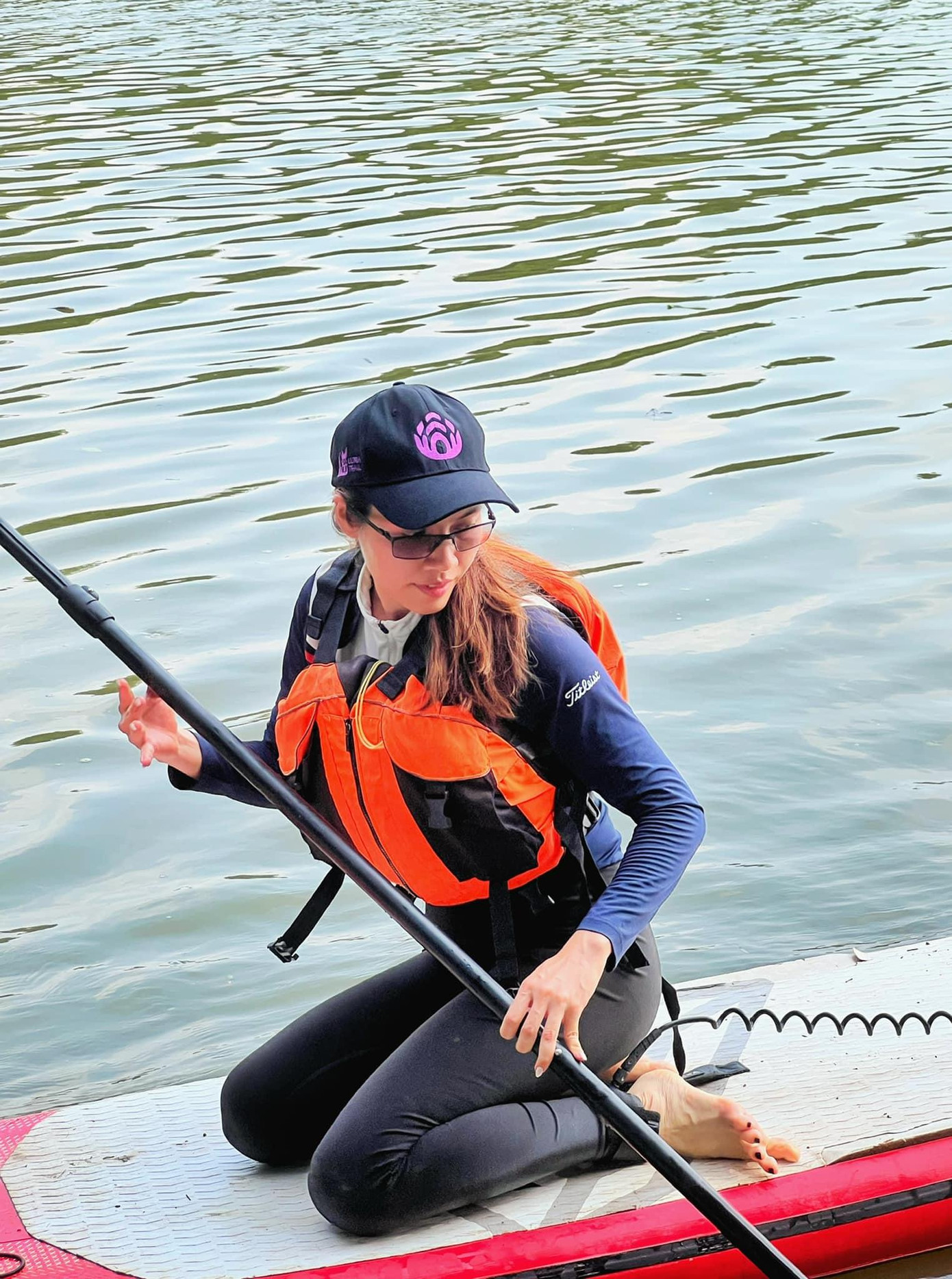 Á hậu Hoàng My tận hưởng ngày cuối tuần tràn năng lượng khi đi chèo sup trên sông Sài Gòn.