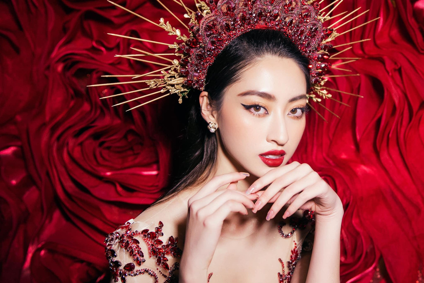 Phụ kiện đội đầu tỉ mỉ, lộng lẫy mang lại vẻ kiêu sa cho nàng hậu gốc Cao Bằng.