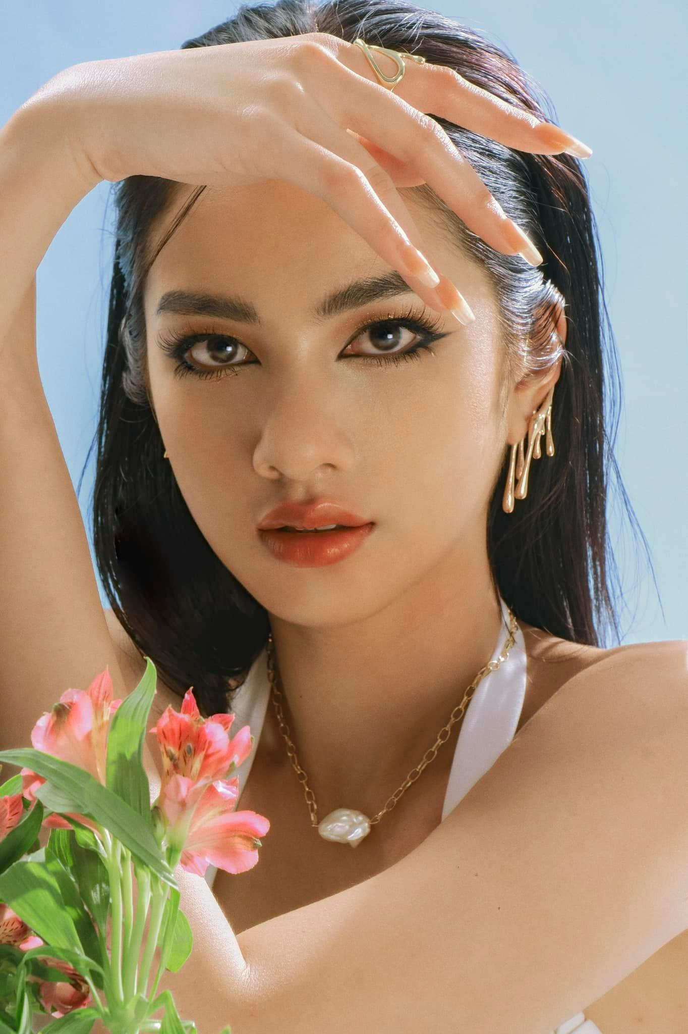 Người đẹp Cẩm Đan khoe nhan sắc yêu kiều như 'nàng thơ'.