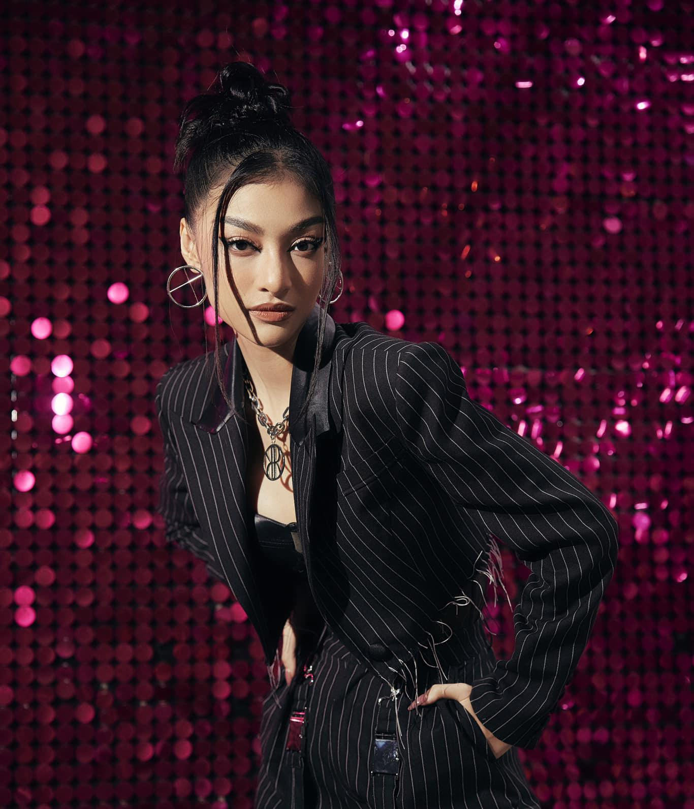 Người đẹp khoe dáng đầy cá tính và sành điệu trong thiết kế ấn tượng.