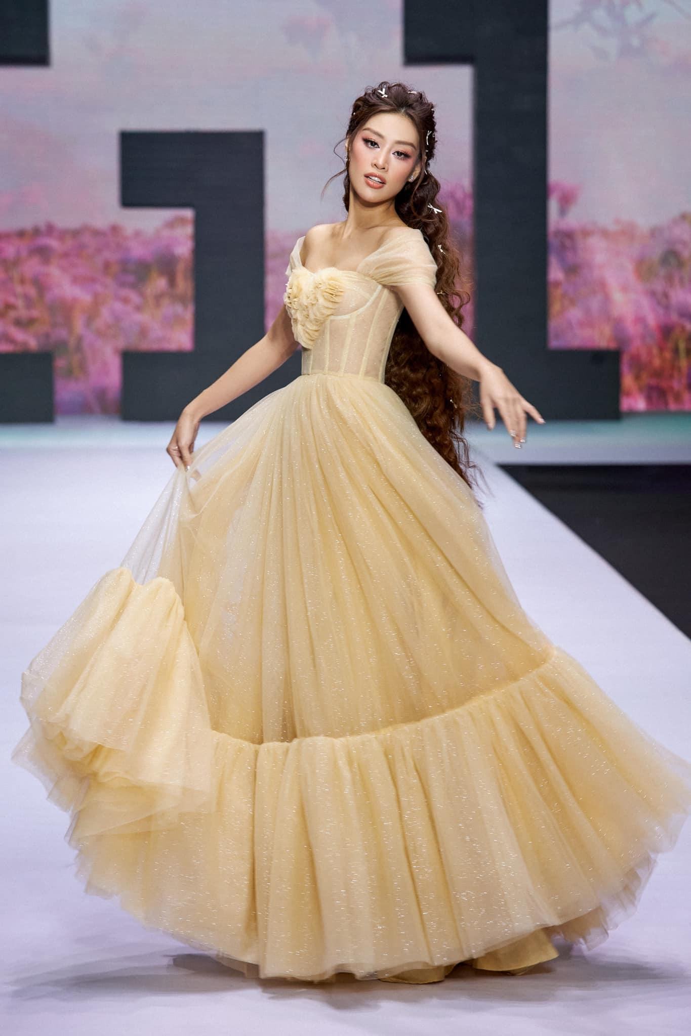 Hoa hậu Khánh Vân đẹp lộng lẫy tựa nàng công chúa trên sàn diễn thời trang.