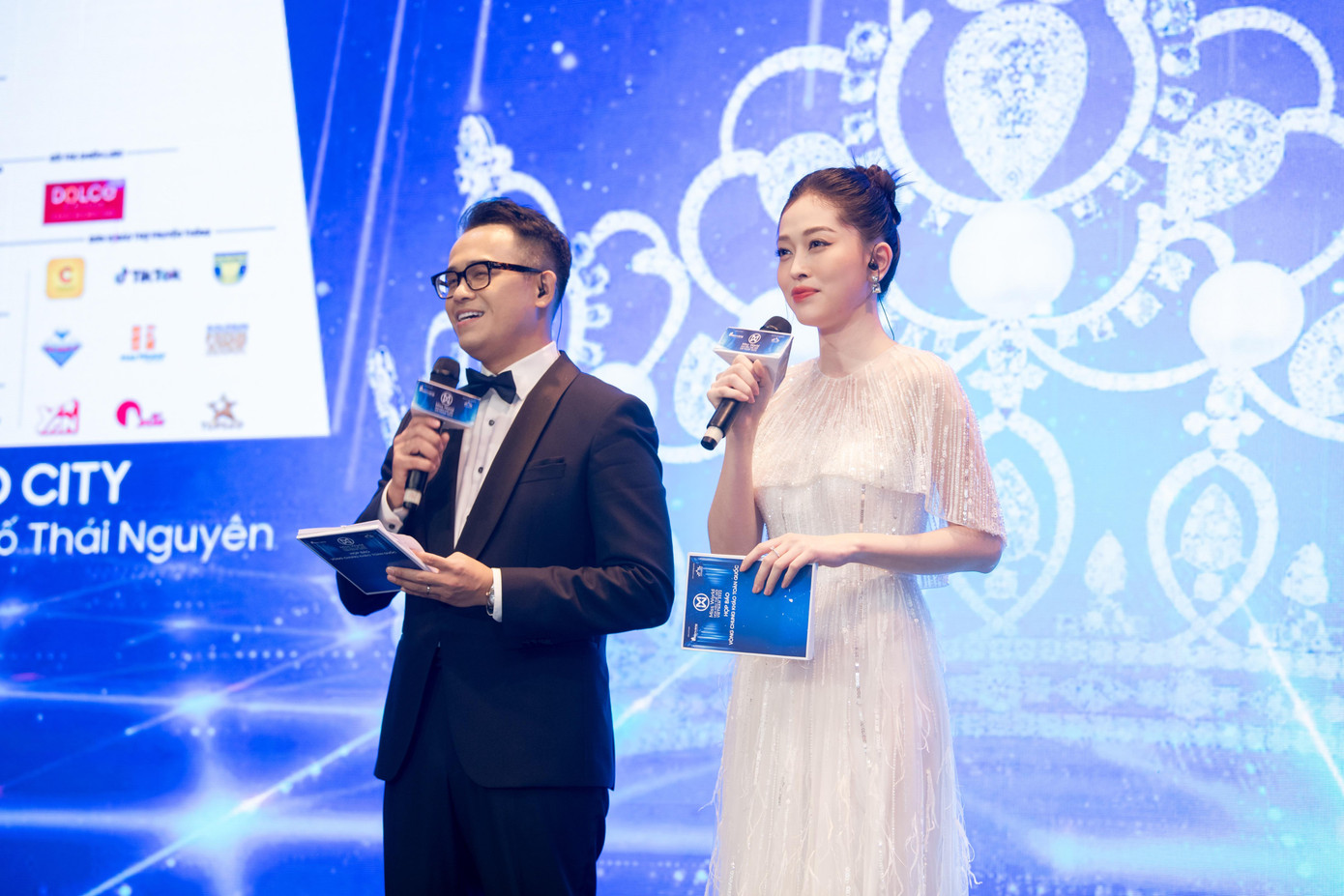 Á hậu Phương Nga và MC Đức Bảo đảm nhận vai trò dẫn chương trình của buổi họp báo. Á hậu Phương Nga và MC Đức Bảo đảm nhận vai trò dẫn chương trình của buổi họp báo.