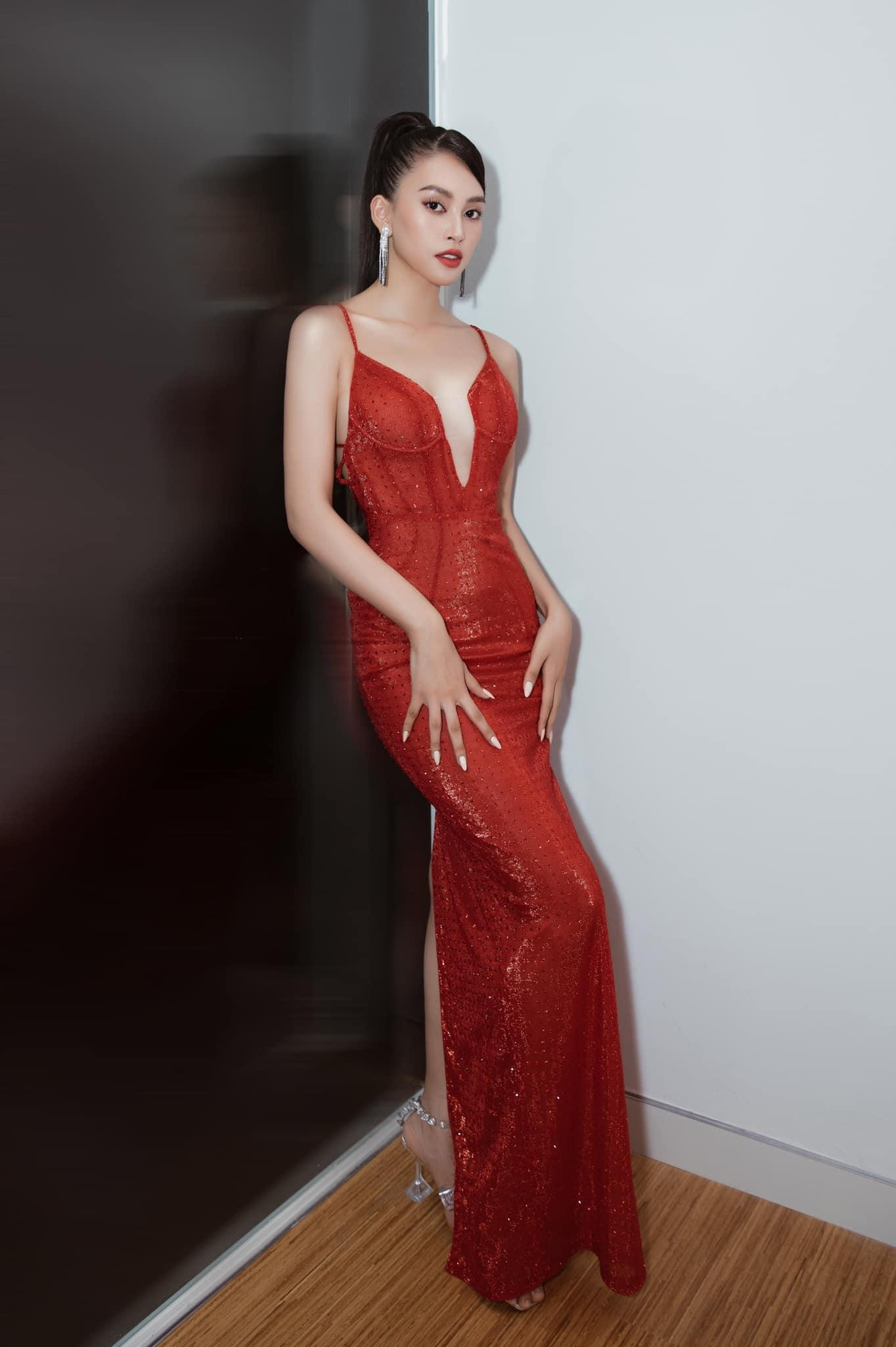 Hoa hậu Tiểu Vy diện váy dạ hội đỏ rực với đường xẻ chữ V cực kỳ nóng bỏng và táo bạo khi tham dự sự kiện. Hoa hậu Tiểu Vy diện váy dạ hội đỏ rực với đường xẻ chữ V cực kỳ nóng bỏng và táo bạo khi tham dự sự kiện.