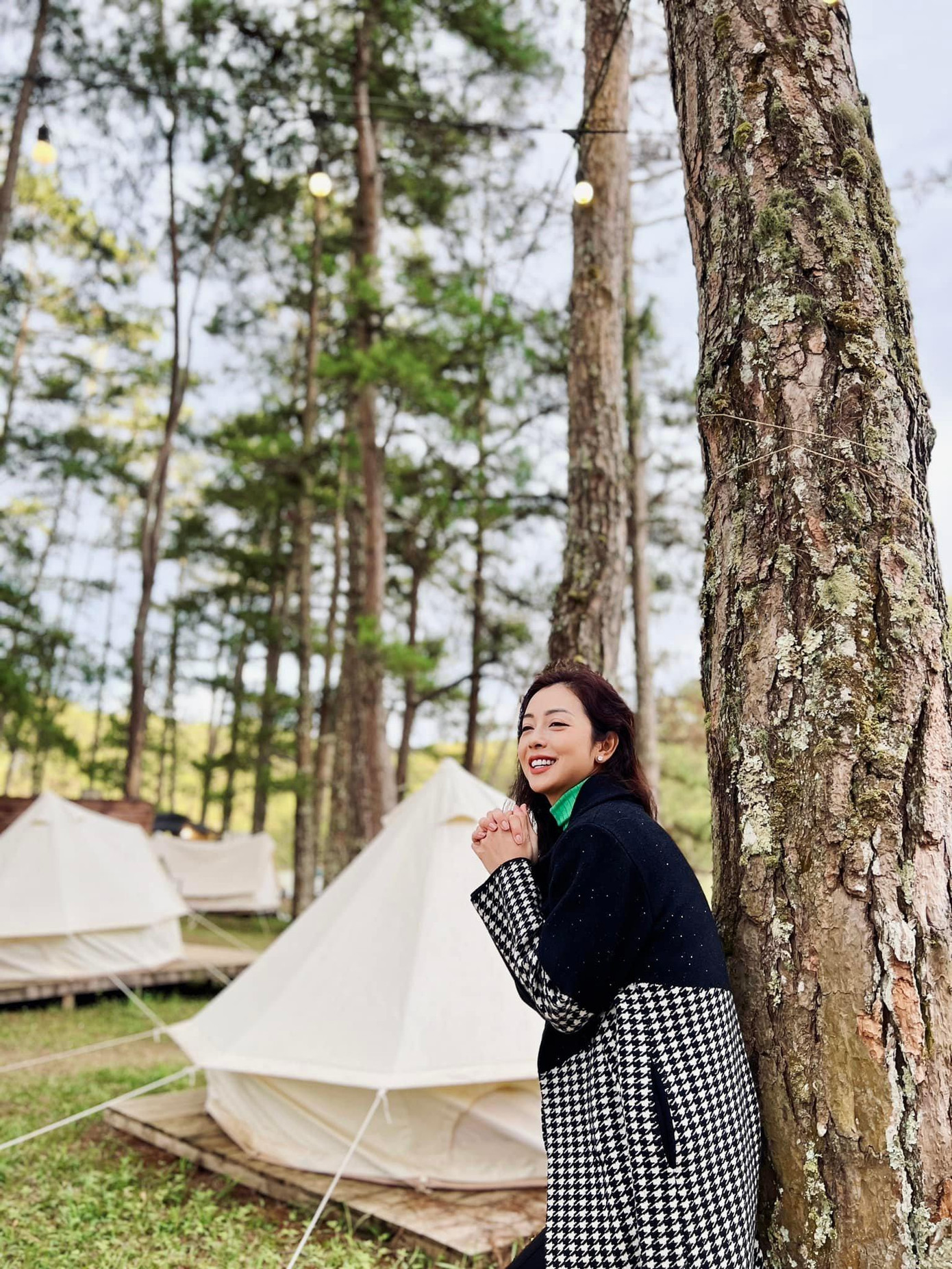 Hoa hậu Jennifer Phạm đẹp dịu dàng khi đi cắm trại ở Đà Lạt.