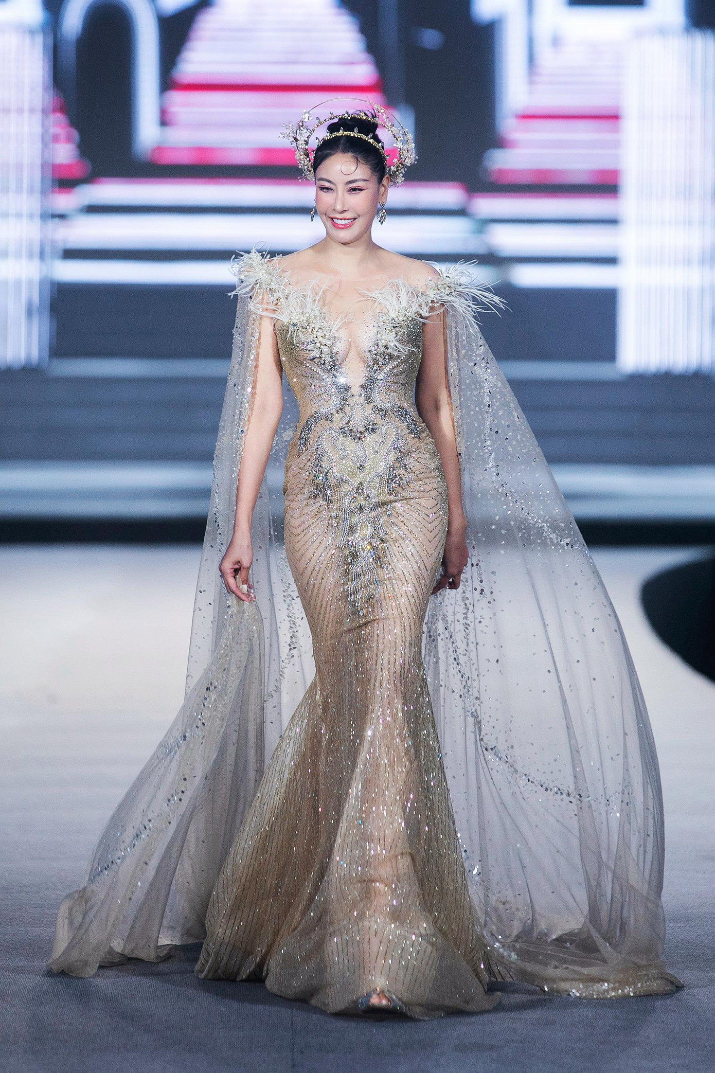 Đảm nhận vai trò giám khảo tại Miss World Vietnam 2022, mới đây Hoa hậu Hà Kiều Anh còn trình diễn tại sự kiện Đêm thời trang ở Thái Nguyên khiến khán giả trầm trồ bởi nhan sắc cực kỳ xinh đẹp, lộng lẫy.