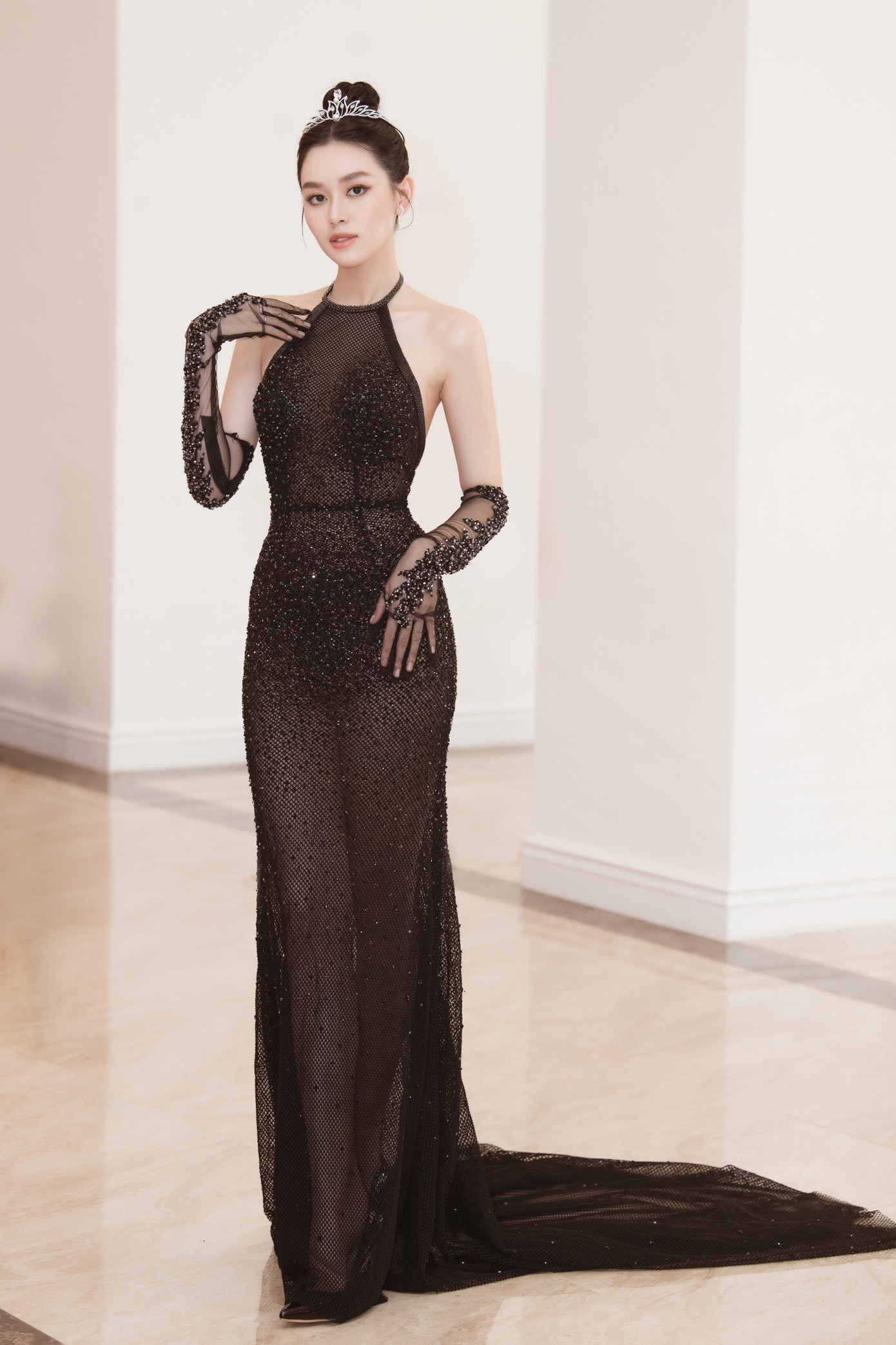 Á hậu Tường San đẹp 'mê hồn' với bộ váy đen xuyên thấu mỏng như sương.