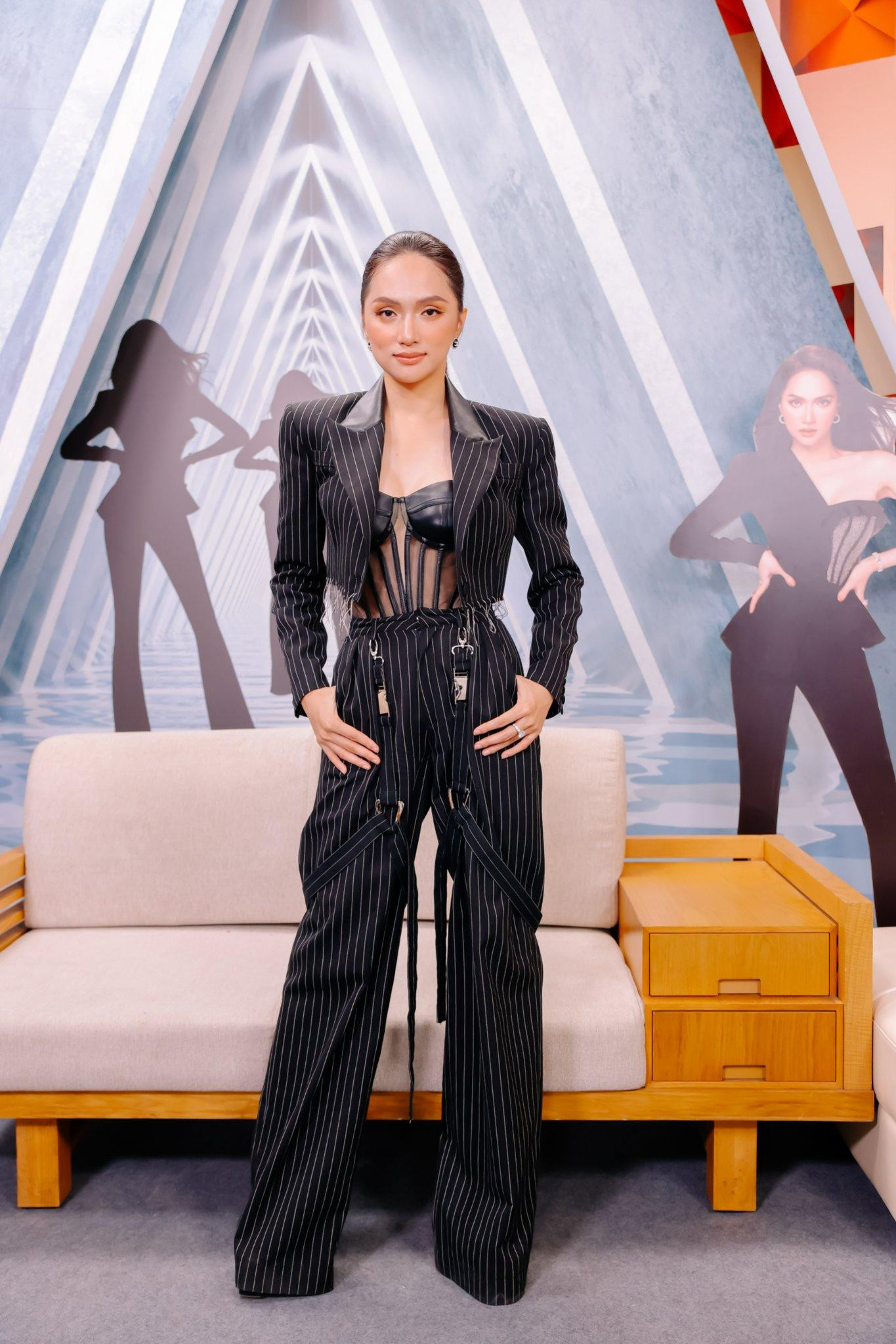 Điều bất ngờ đó là trước đó, Hoa hậu Hương Giang cũng từng diện thiết kế có kiểu dáng y hệt của Thùy Tiên và Kiều Loan. Không sở hữu chiều cao và sắc vóc lý tưởng như hai nàng hậu nhưng Hương Giang cũng khoe khéo được vẻ cá tính và quyến rũ của mình.