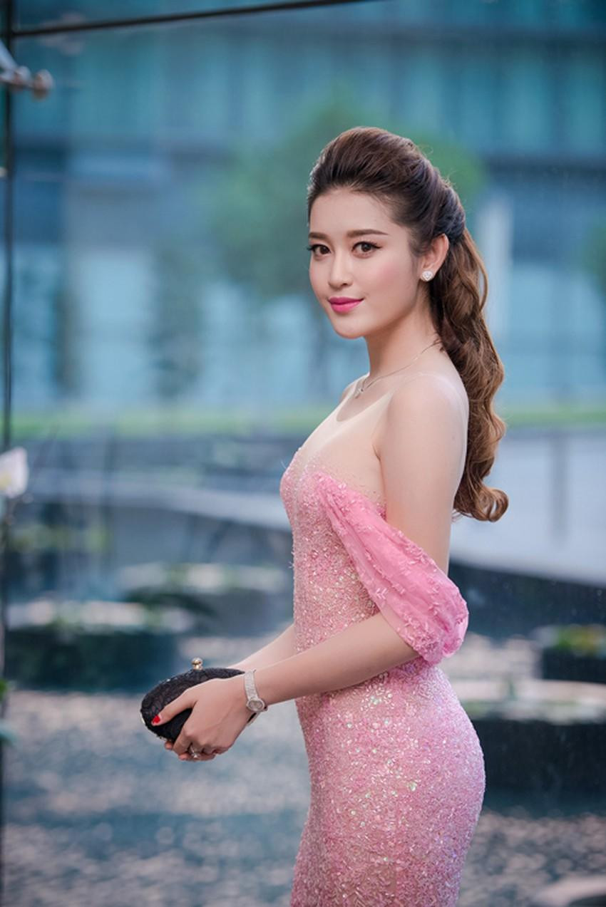 Bộ váy mỏng như sương sớm ban mai vuốt ve đường cong hoàn mỹ của Á hậu Việt Nam 2014.