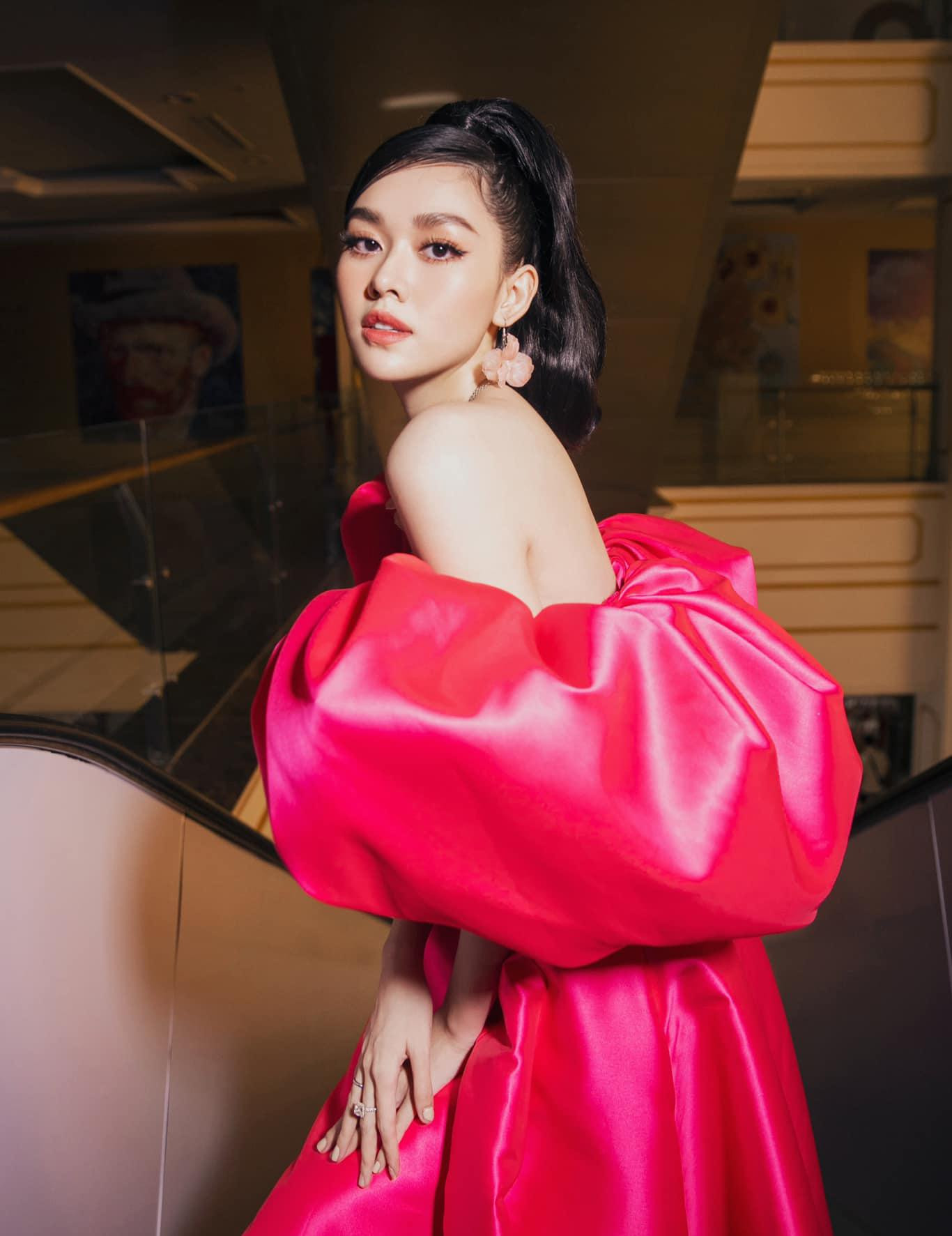 Á hậu Tường San yêu kiều khoe vai trần trong bộ đầm tông màu hồng rực rỡ. Á hậu Tường San yêu kiều khoe vai trần trong bộ đầm tông màu hồng rực rỡ.