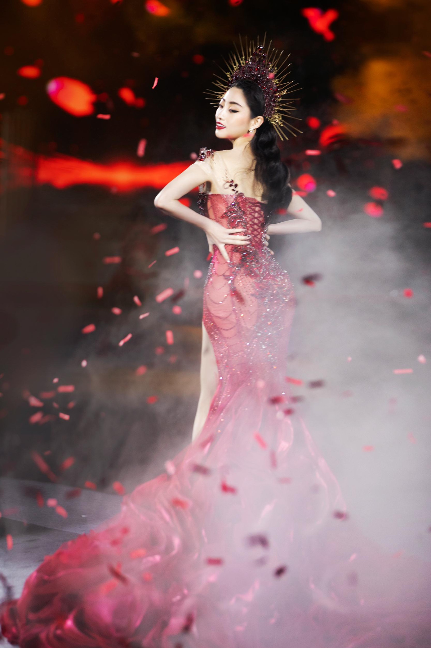 Phụ kiện đội đầu lộng lẫy tôn lên vẻ đẹp tựa 'nữ hoàng' của Miss World Vietnam 2019.