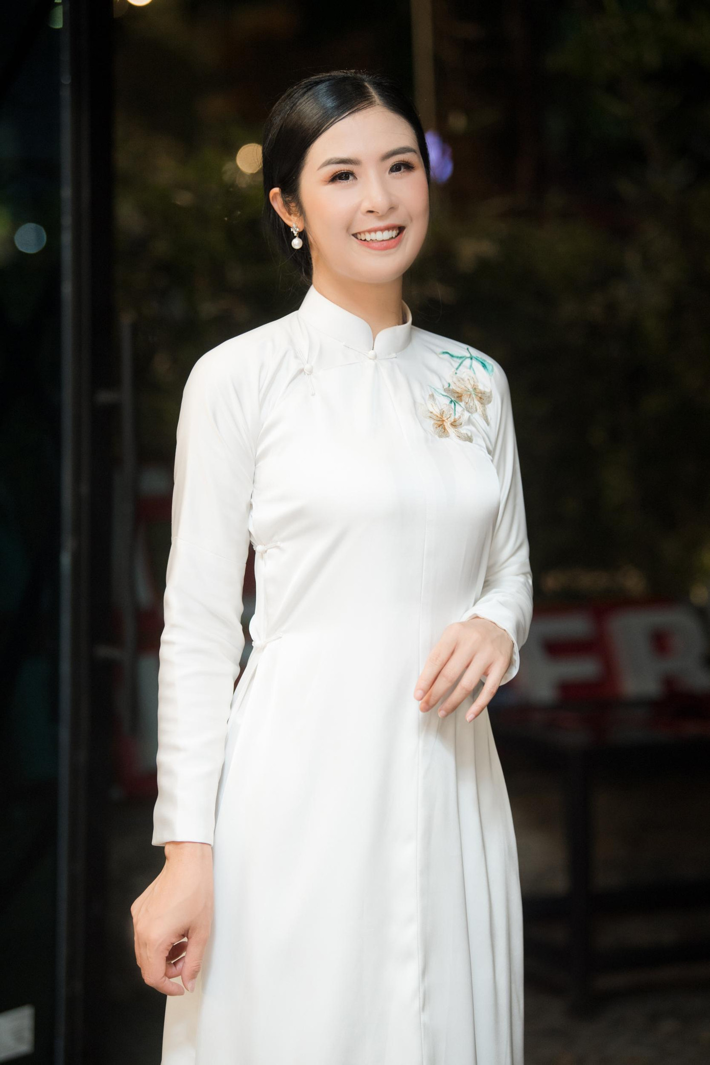 Ngọc Hân duyên dáng và nền nã khi diện áo dài trắng. Ngọc Hân duyên dáng và nền nã khi diện áo dài trắng.