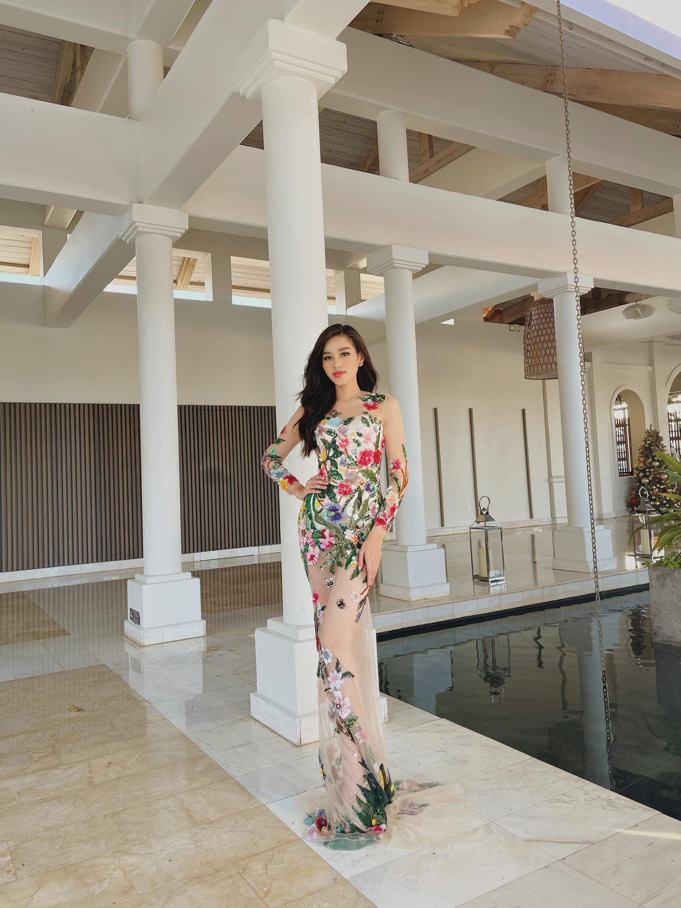 Thiết kế trên nền vải xuyên thấu với những bông hoa được đính kết tinh tế, khéo léo che đi những điểm nhạy cảm trên cơ thể.