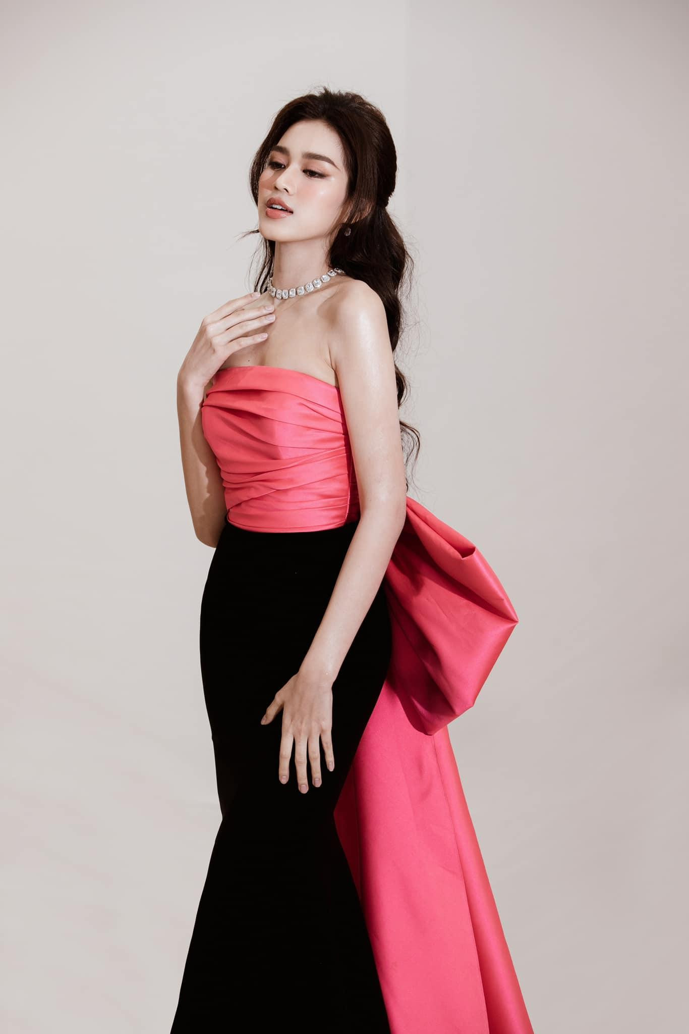 Hoa hậu Đỗ Thị Hà khoe dáng ngọt ngào, quyến rũ với bộ váy cúp ngực hai tông màu đỏ - hồng lạ mắt.